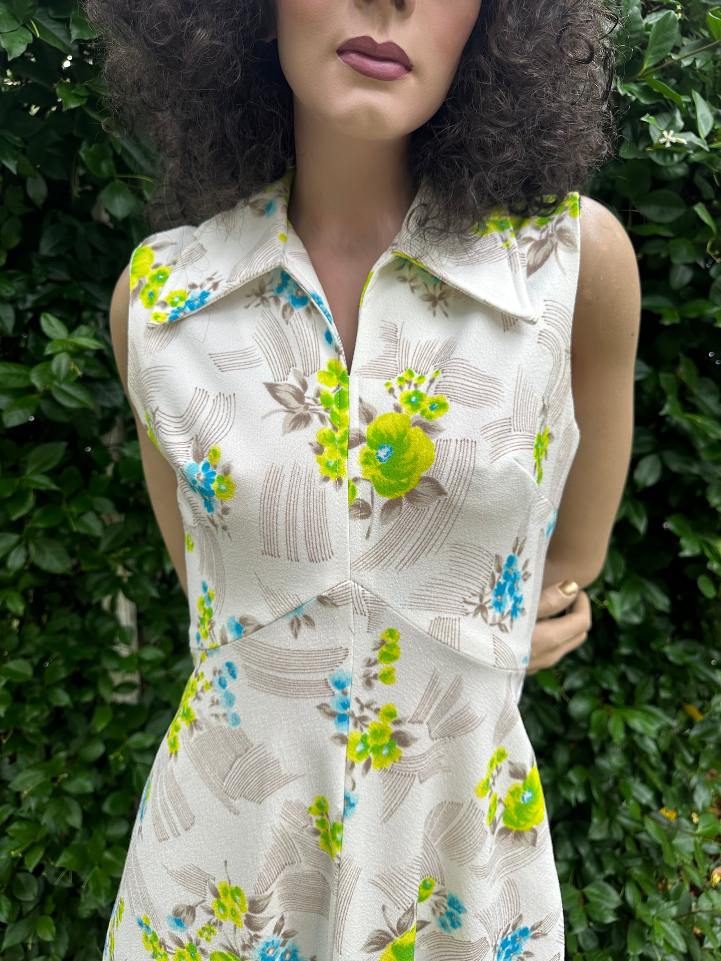 1970ās COLLARED DRESS