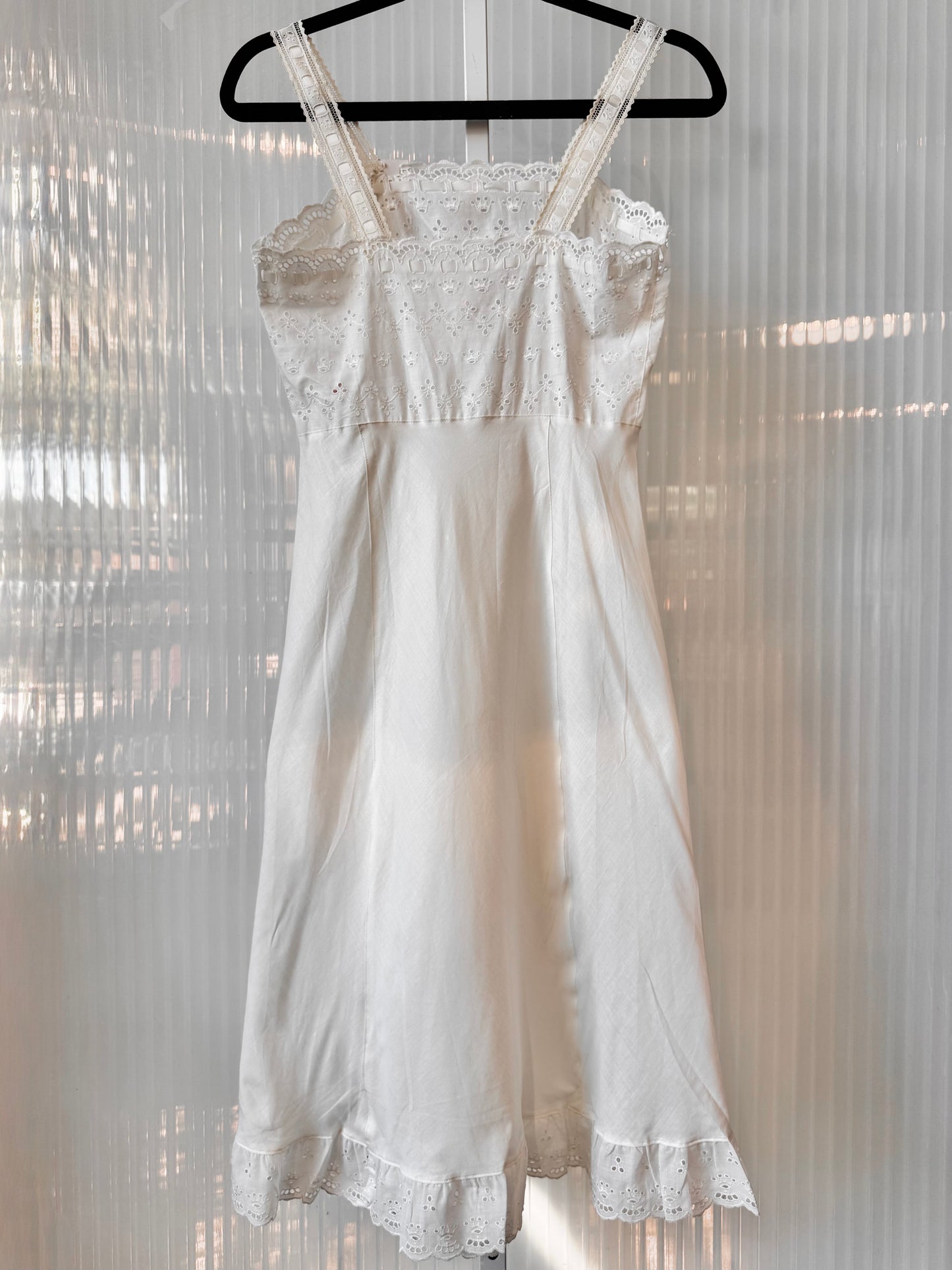 1970s Off-White Eyelet Lace Bust Slip