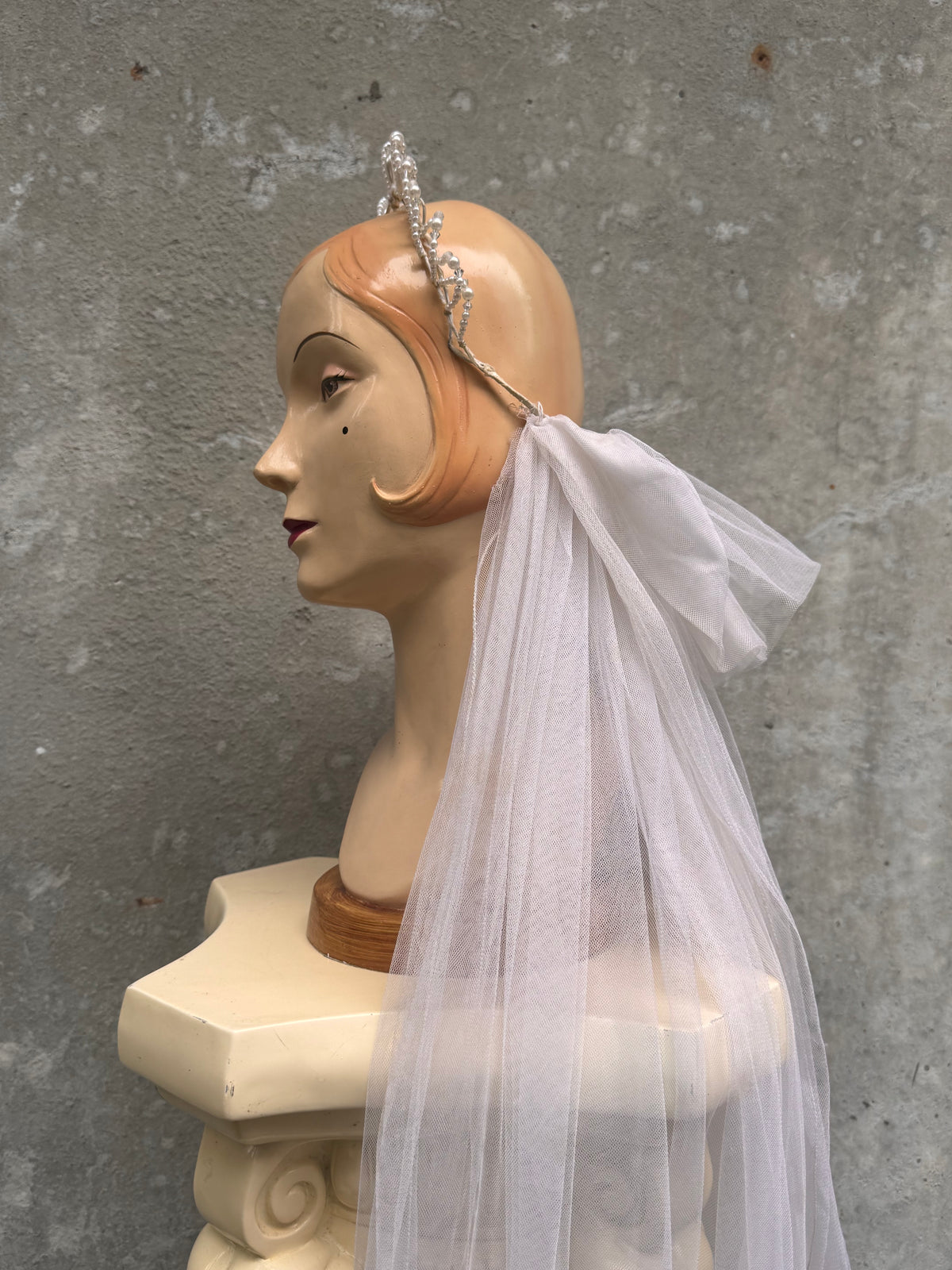1960s Off-white Pearl Tiara Veil