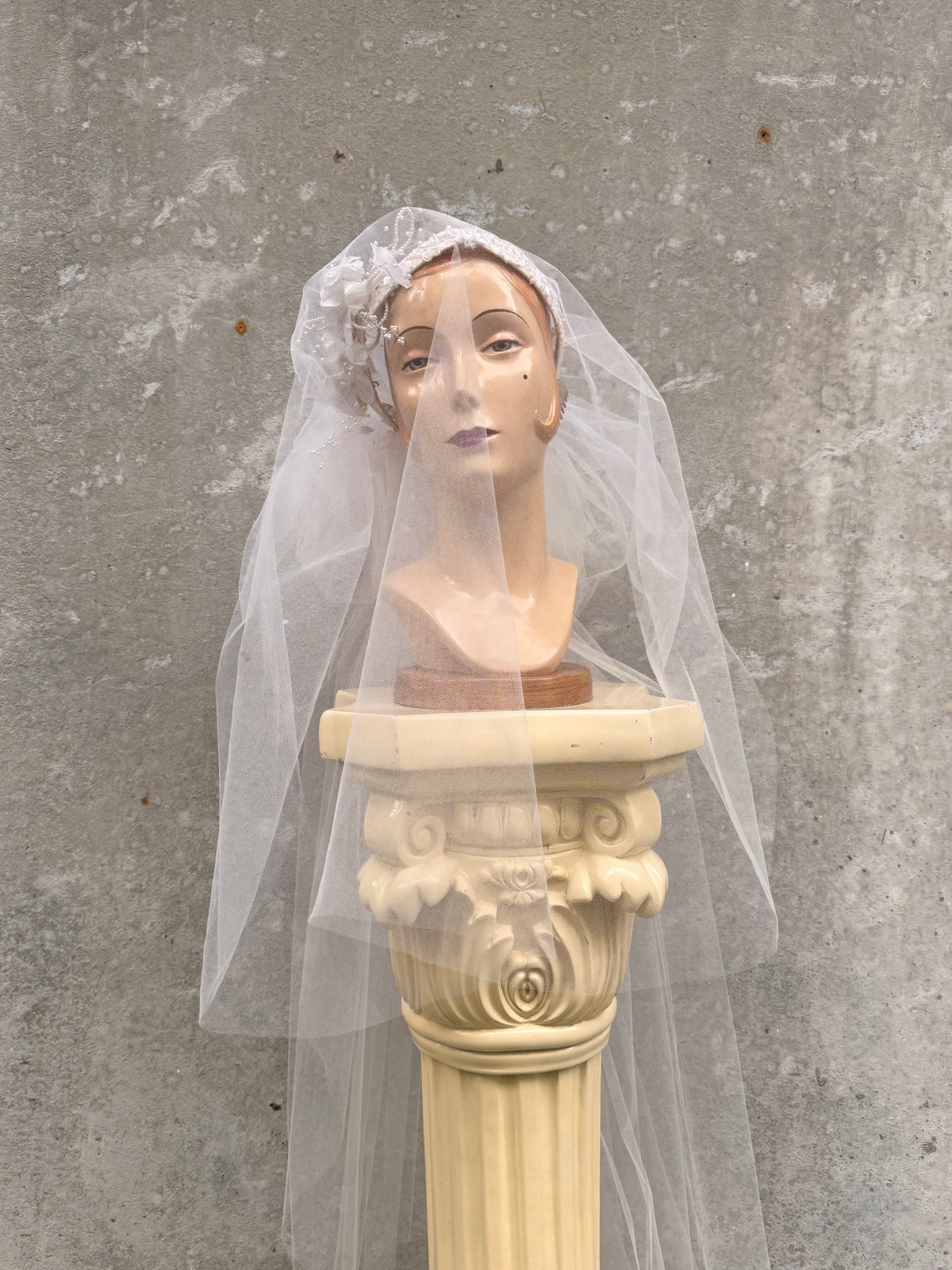 1990s / Y2K Iridescent White Floral Crown Veil
