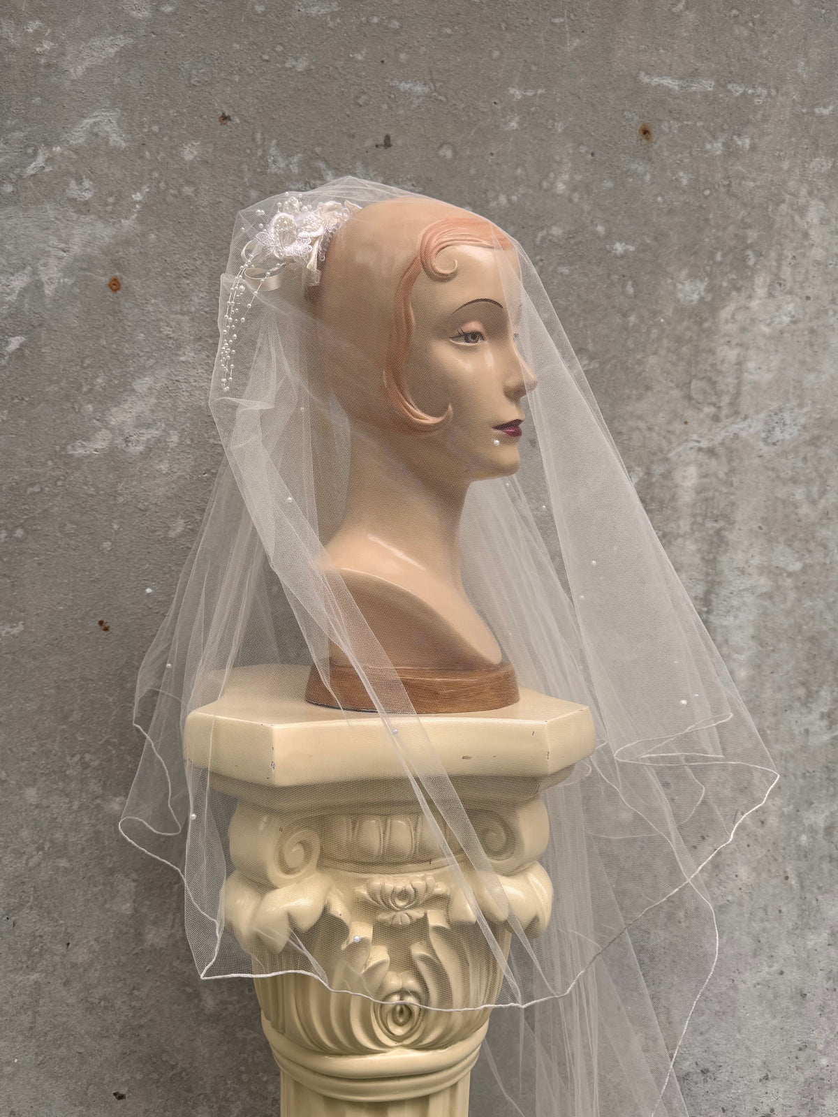 1990s Off-white Floral & Pearl Veil