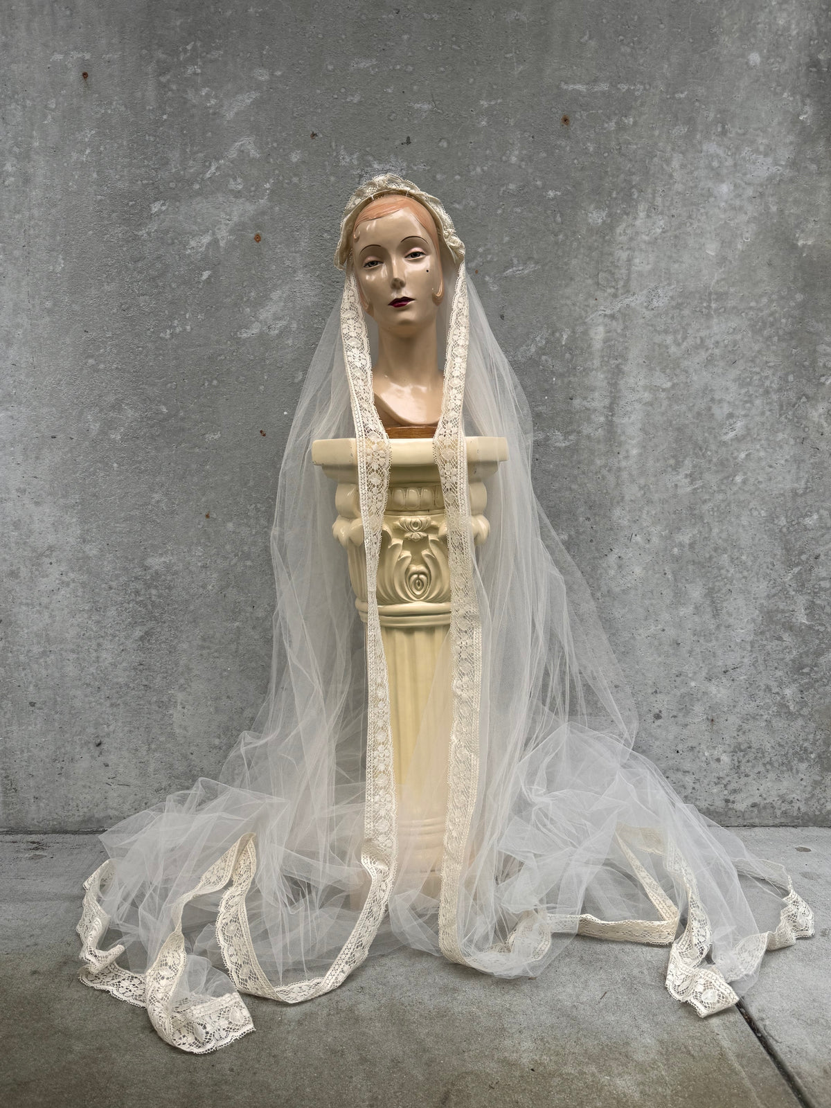1970s Cream Floral Lace Bonnet Veil