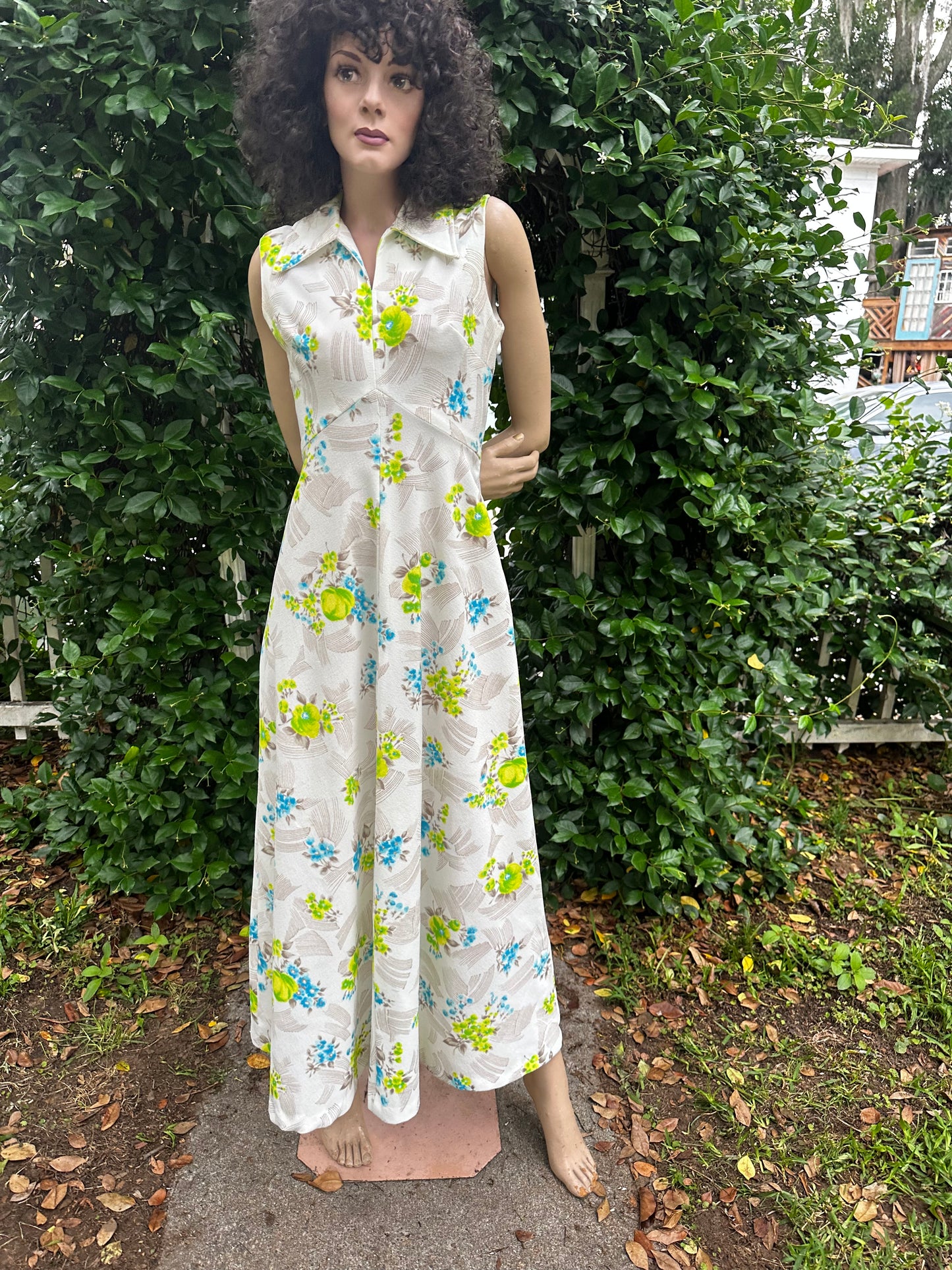 1970ās COLLARED DRESS