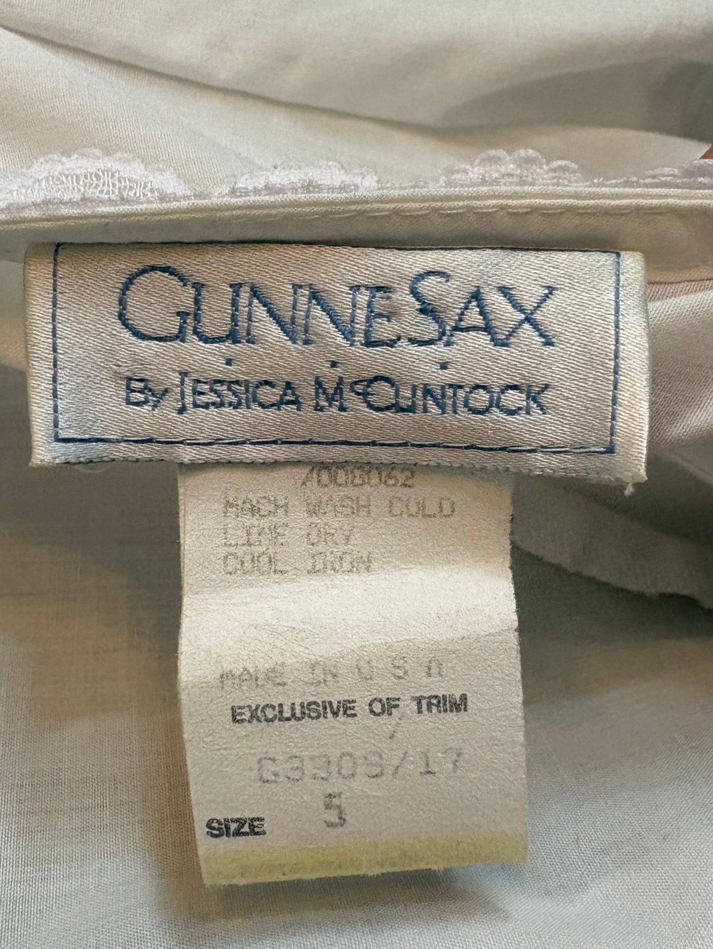 1980s White Gathered Puff-Sleeve Dress w/ Blue Lace