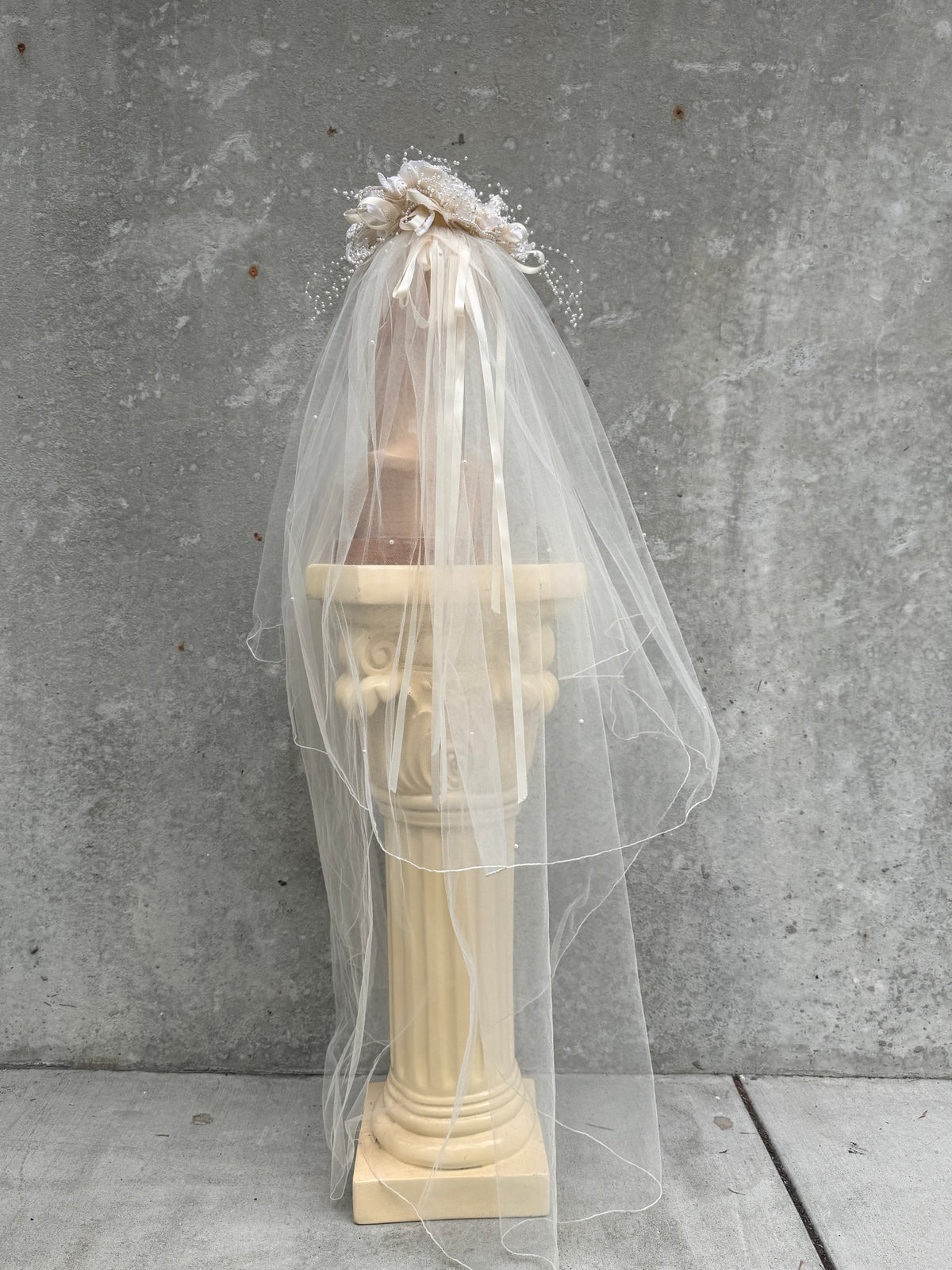1990s Off-white Floral & Pearl Veil