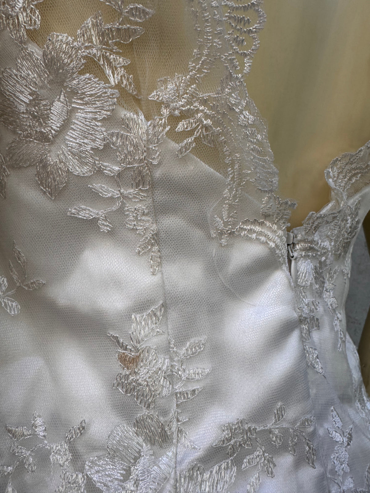 1990s White Lace V-Neck Wedding Dress