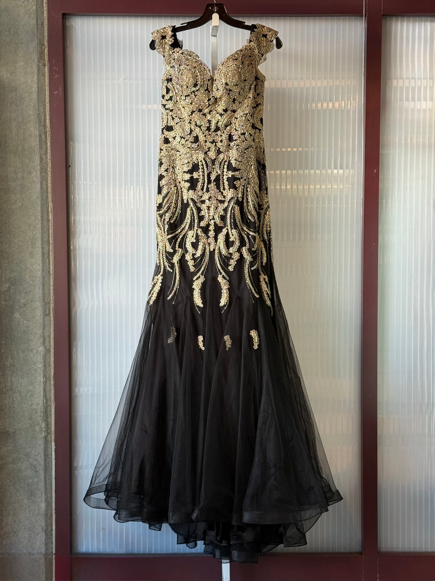 2000s Flowy Gold & Black Evening Gown