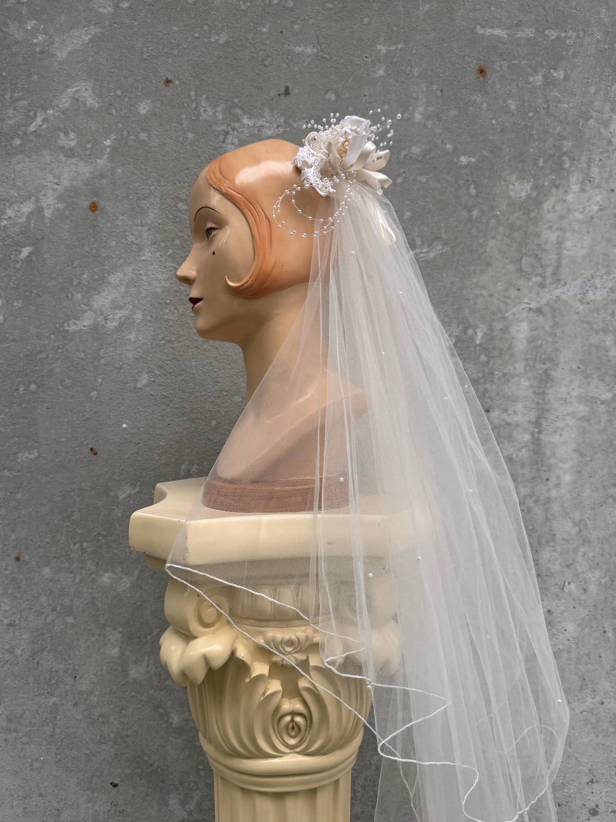 1990s Off-white Floral & Pearl Veil