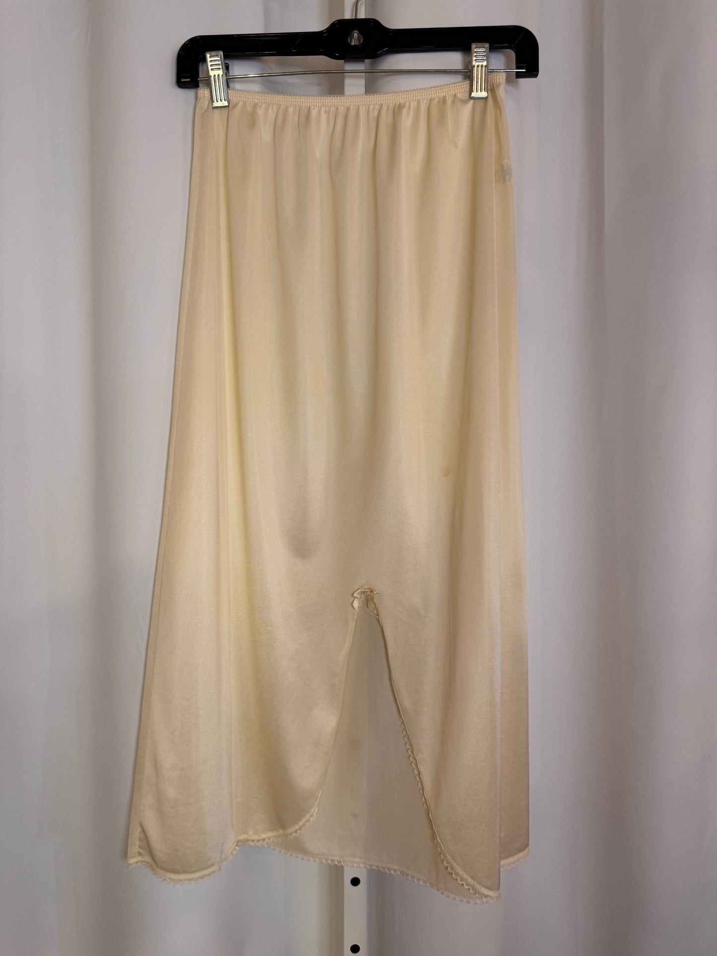 1970s Dawn to Dusk Ivory Skirt Slip
