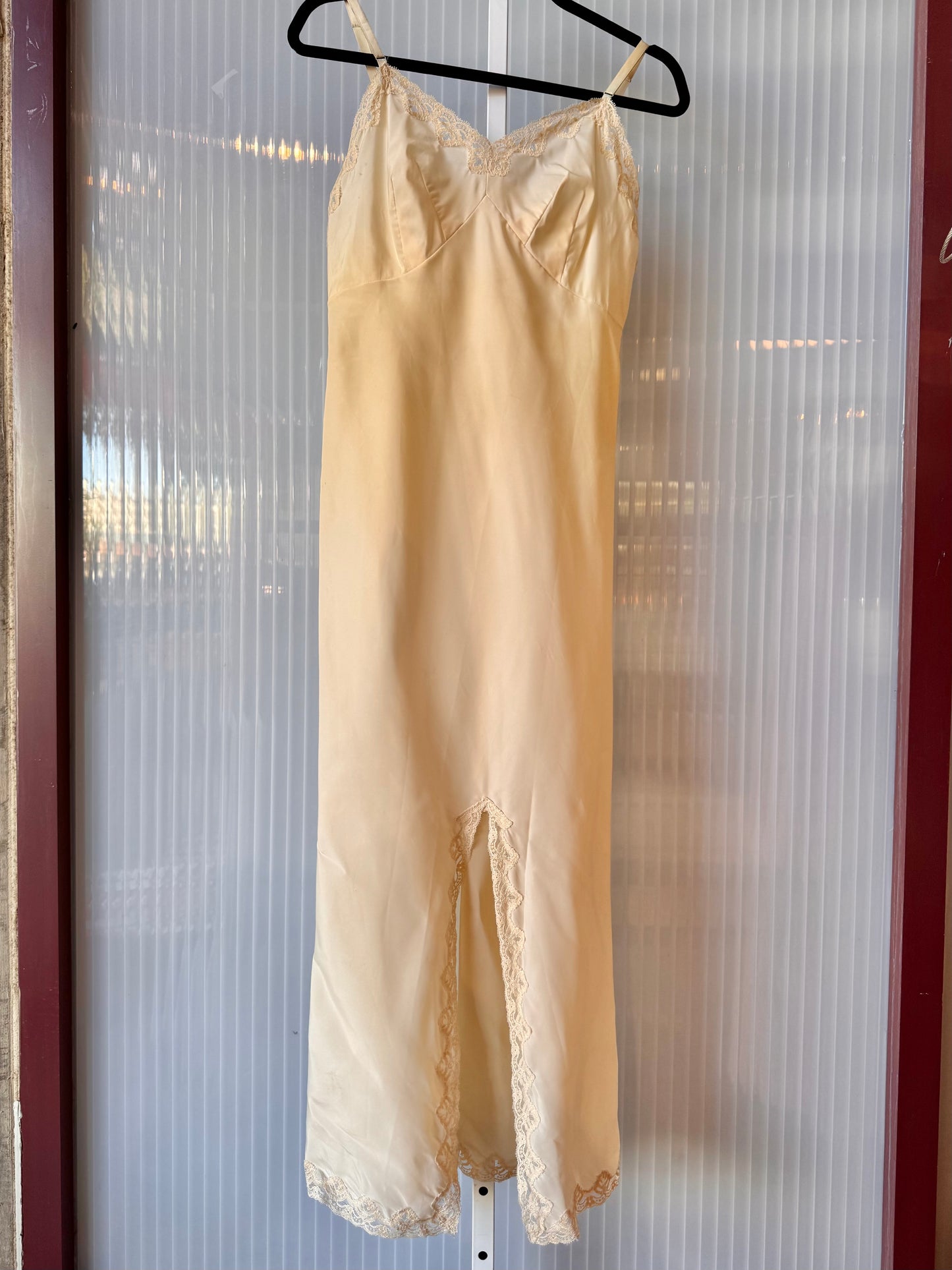 1970s Cream Slip with Scalloped Lace Trim