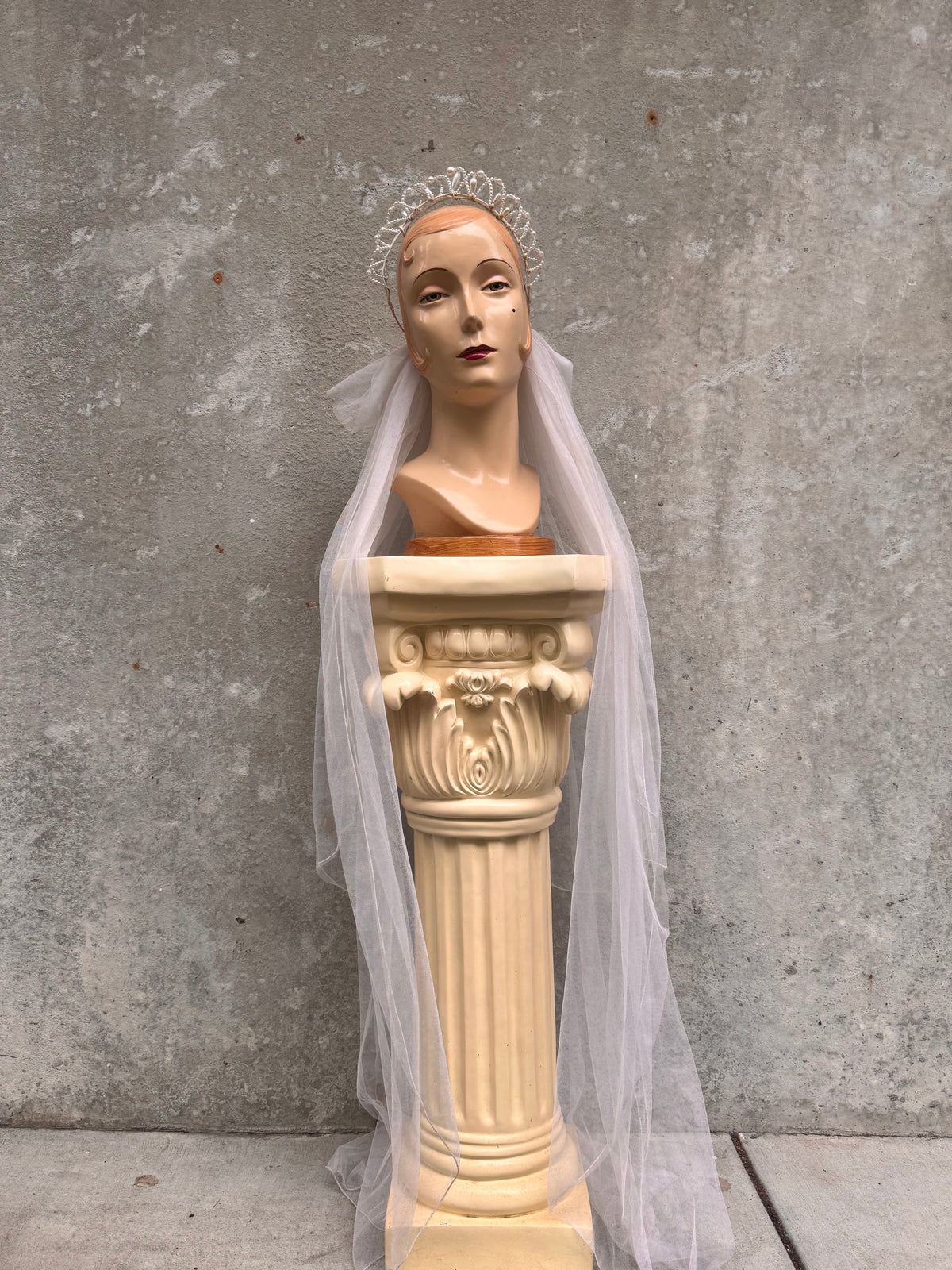 1960s Off-white Pearl Tiara Veil