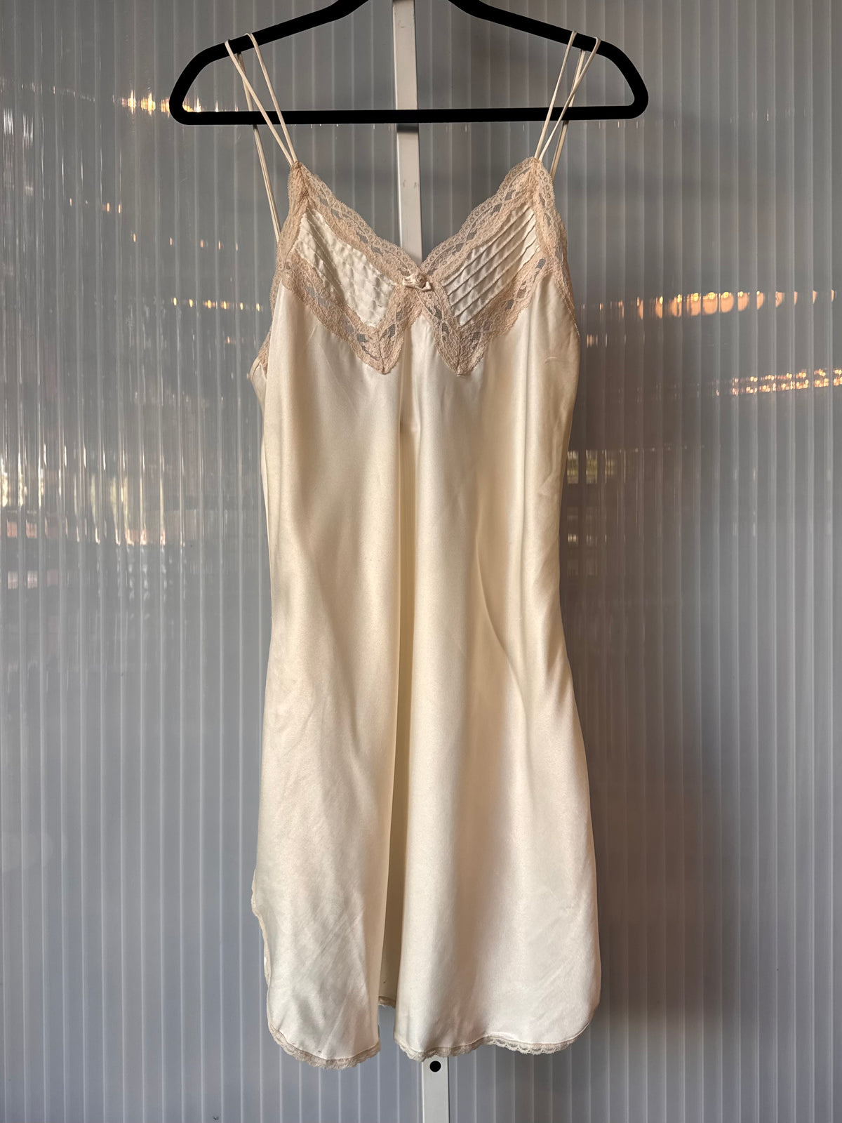 Late 1970s Off-white Slip with Pleated Cups and Cream Lace