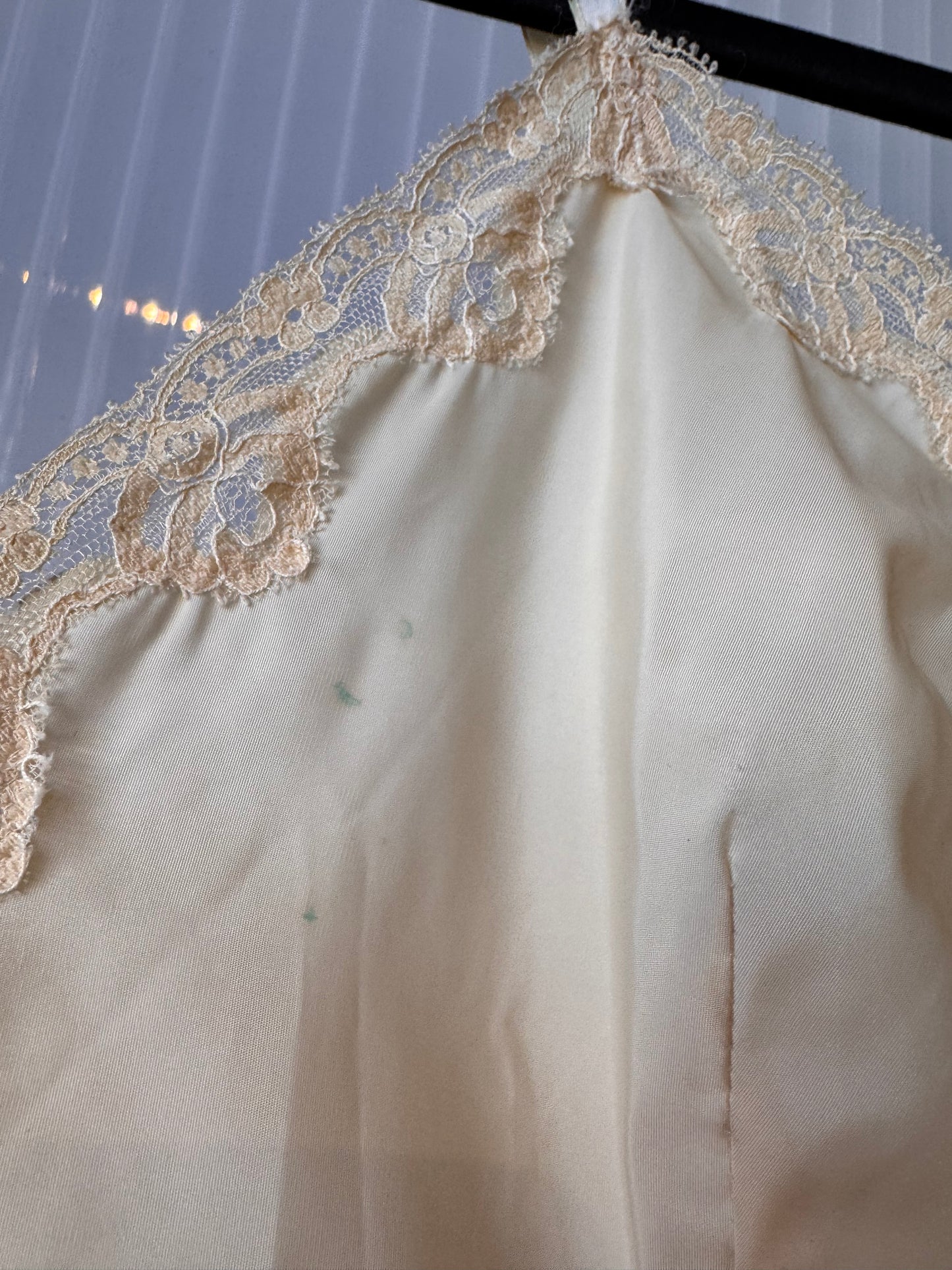 1970s Cream Slip with Scalloped Lace Trim
