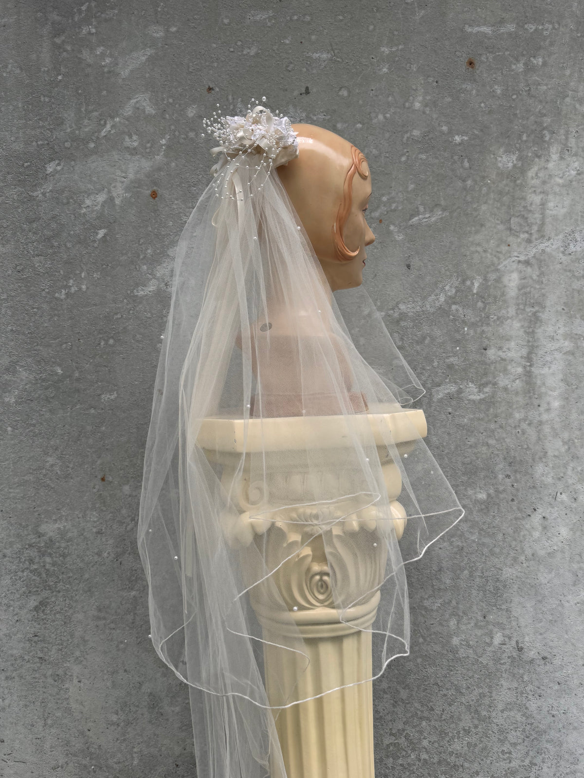 1990s Off-white Floral & Pearl Veil