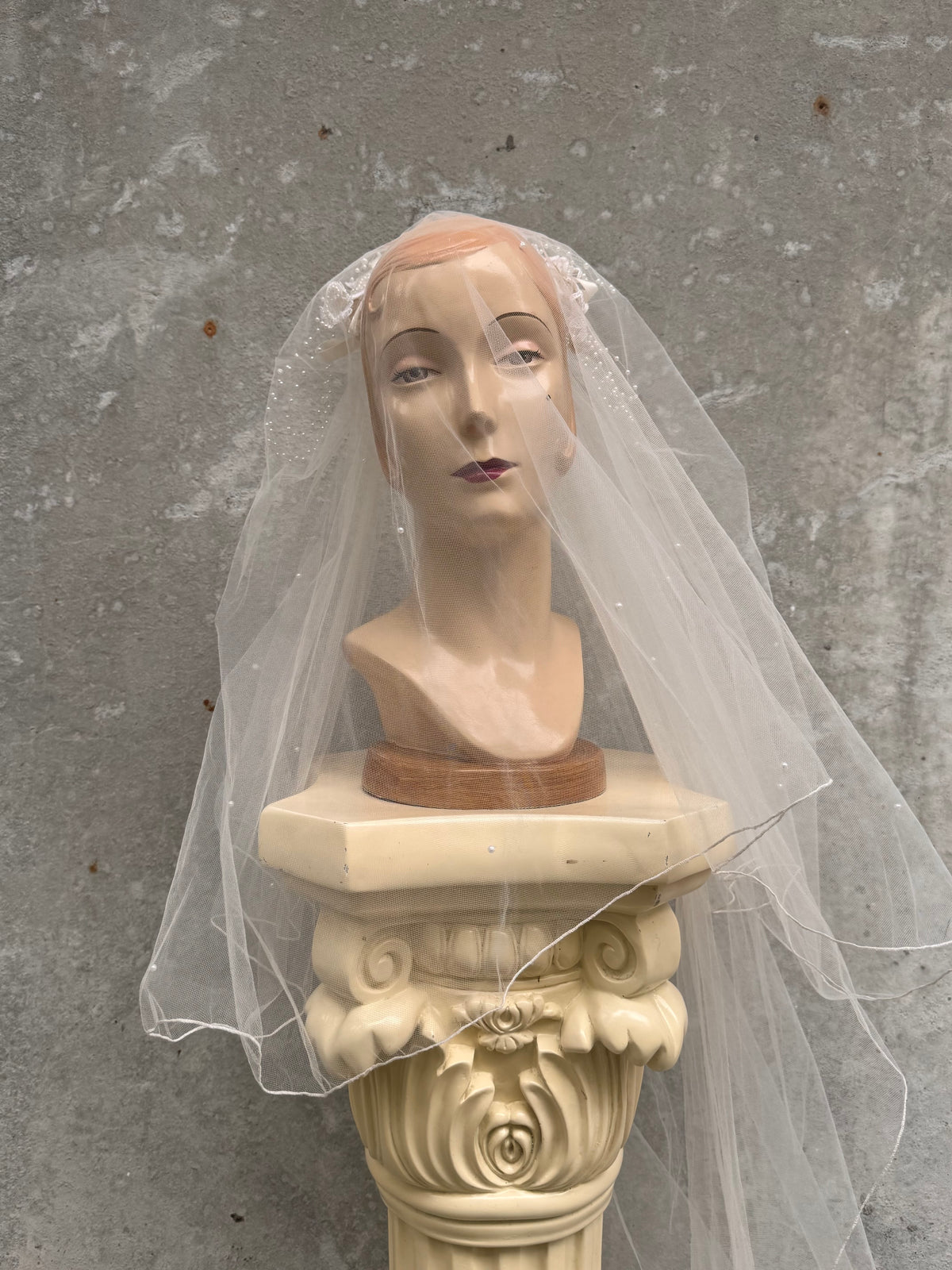 1990s Off-white Floral & Pearl Veil