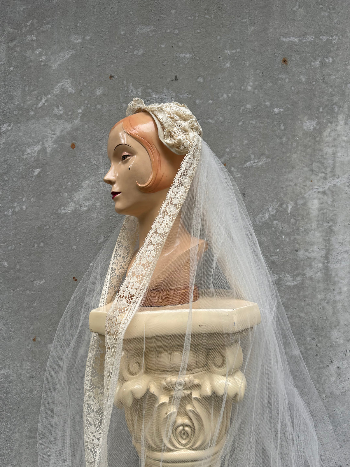 1970s Cream Floral Lace Bonnet Veil