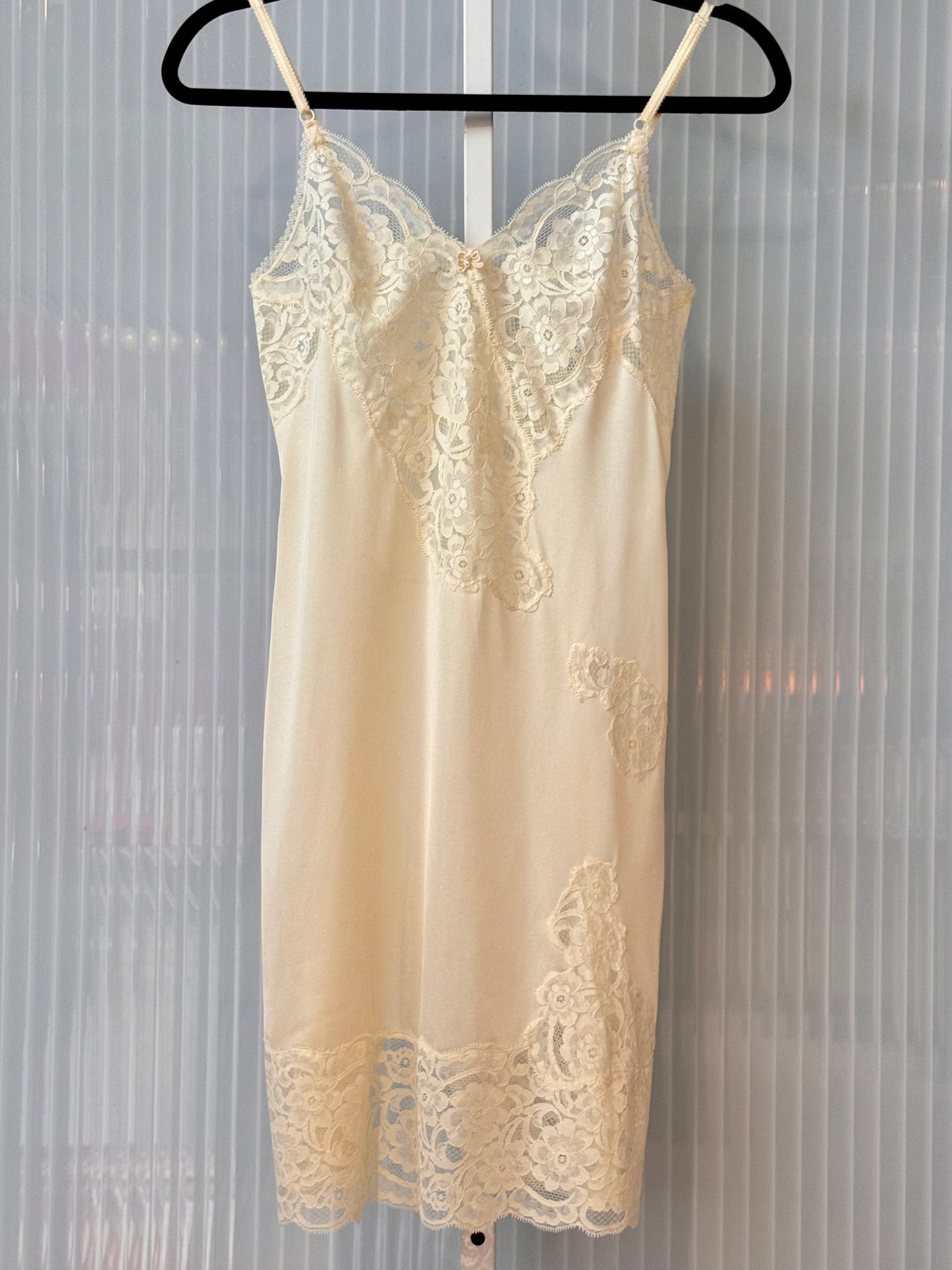 1960s Off White Floral Lace Appliqué Slip