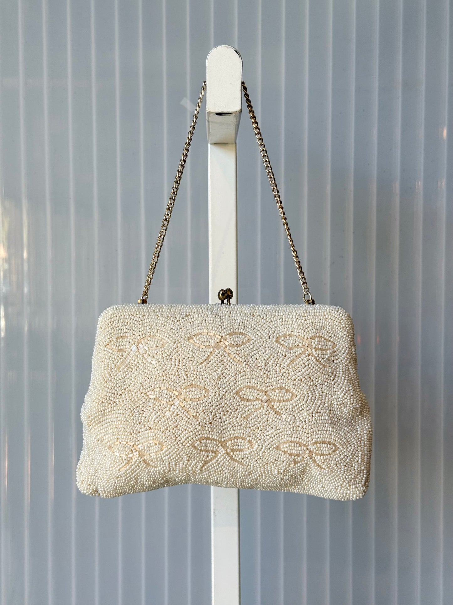1950s White Beaded Bow Design Purse