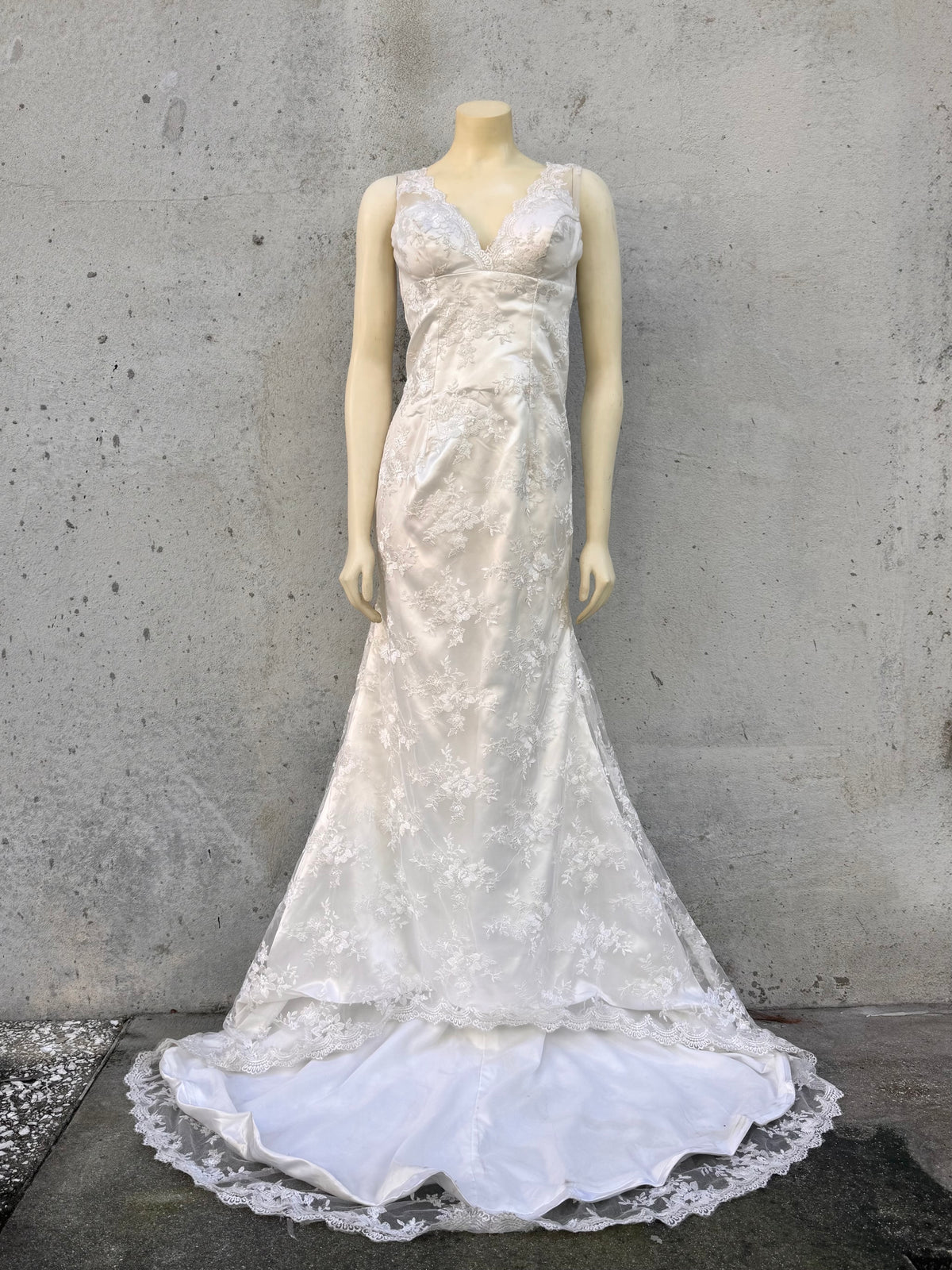 1990s White Lace V-Neck Wedding Dress