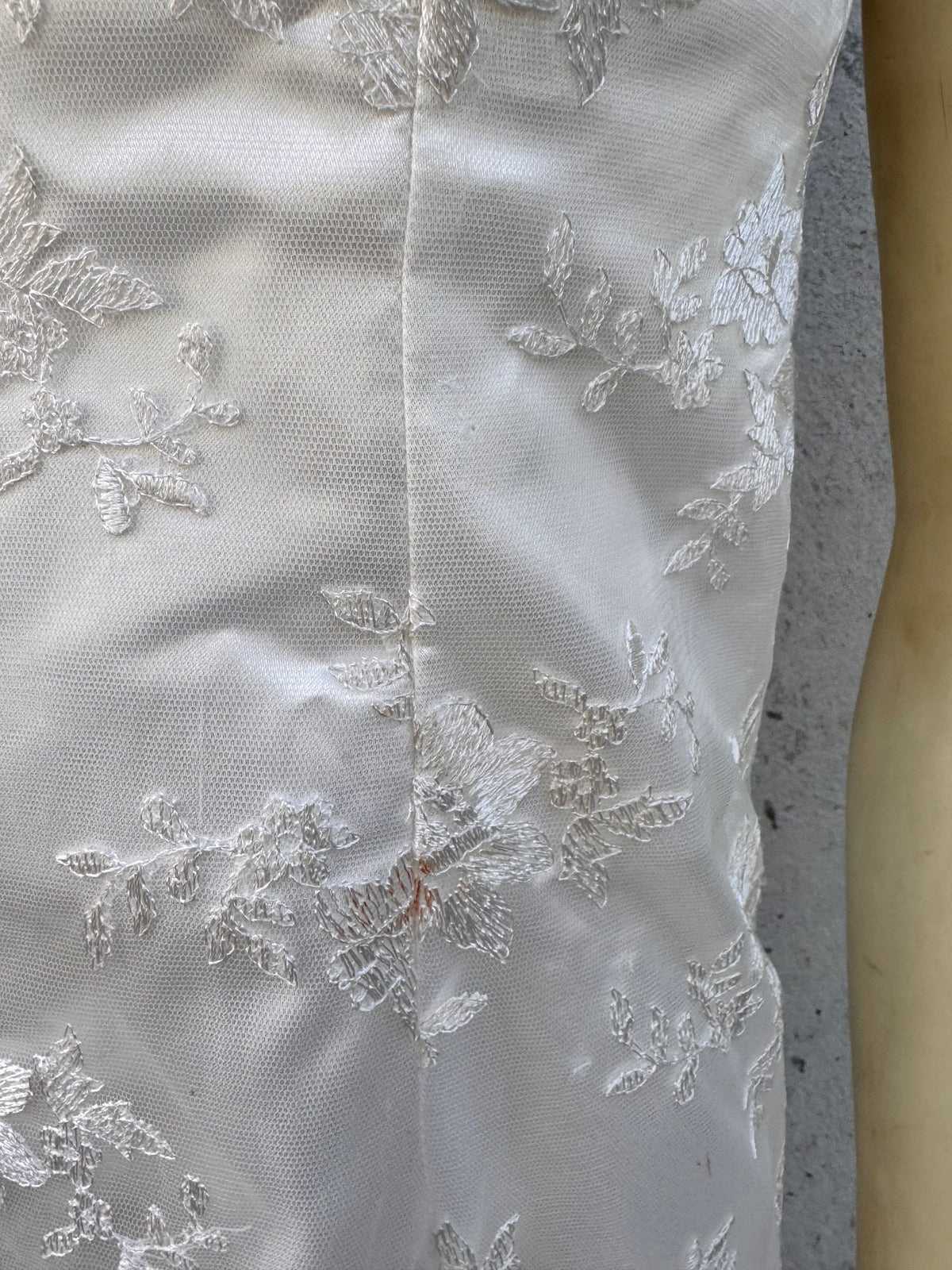 1990s White Lace V-Neck Wedding Dress