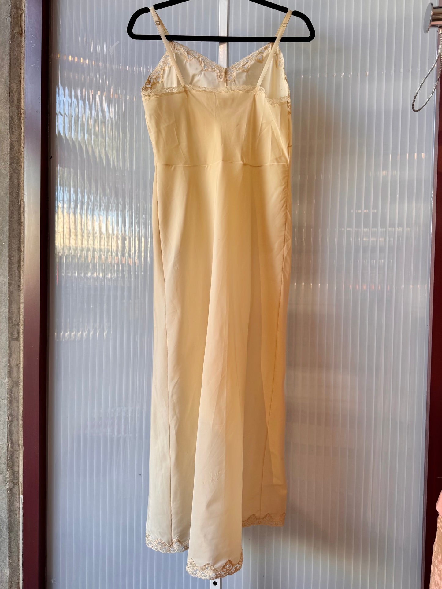 1970s Cream Slip with Scalloped Lace Trim
