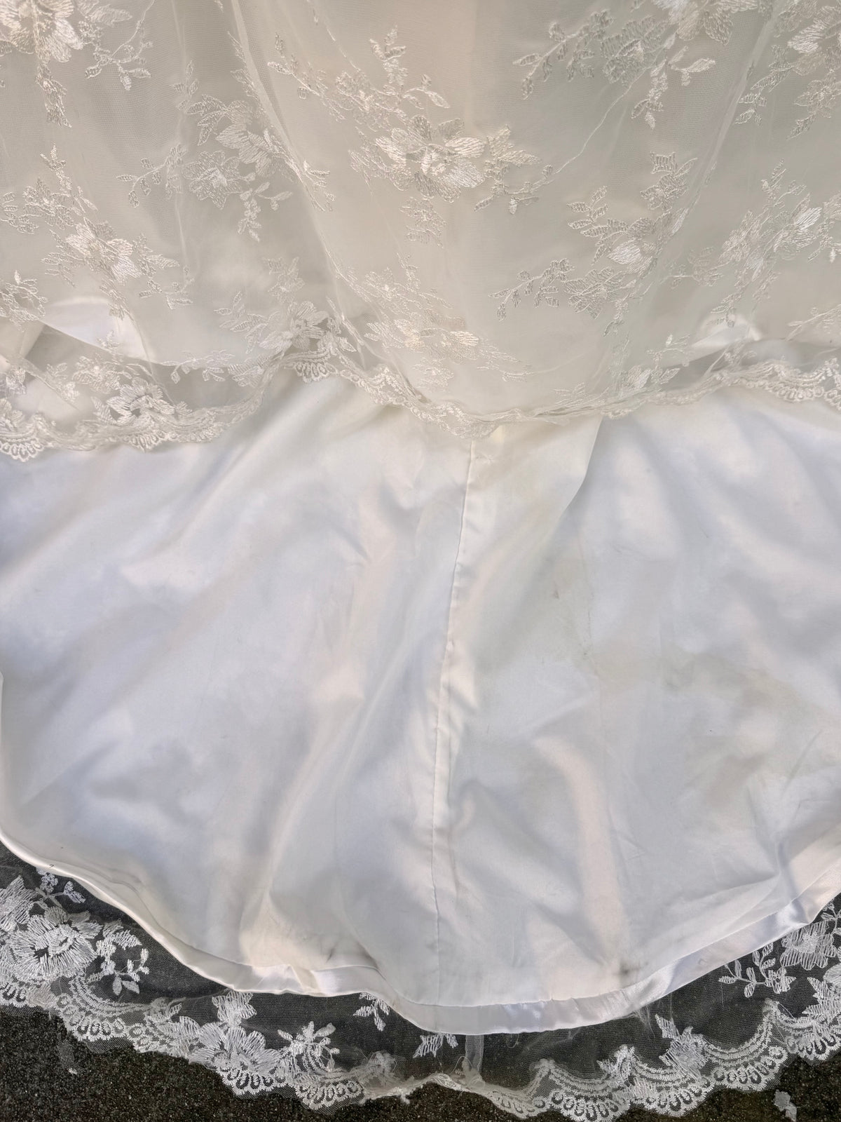 1990s White Lace V-Neck Wedding Dress