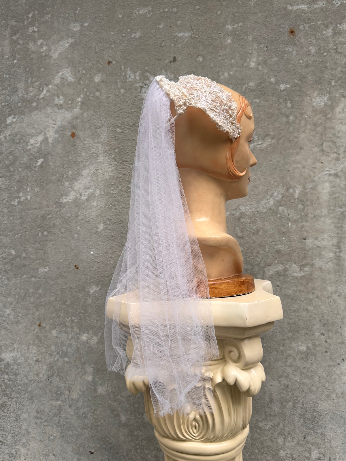 1950s Off-white Floral Lace Headpiece Veil