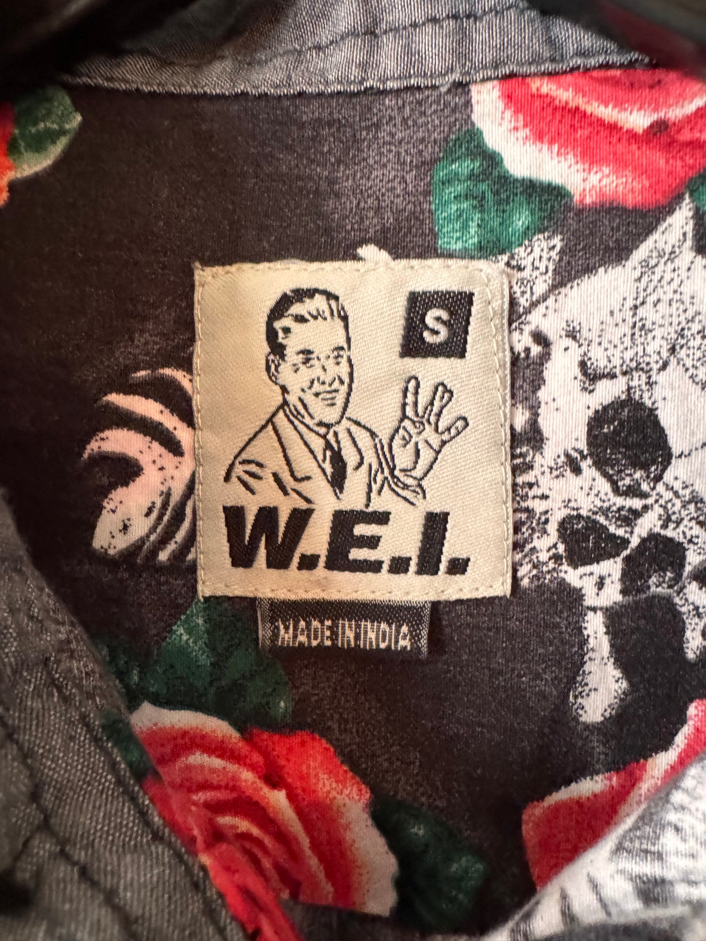 2000s Black Skull & Roses Button Up Shirt