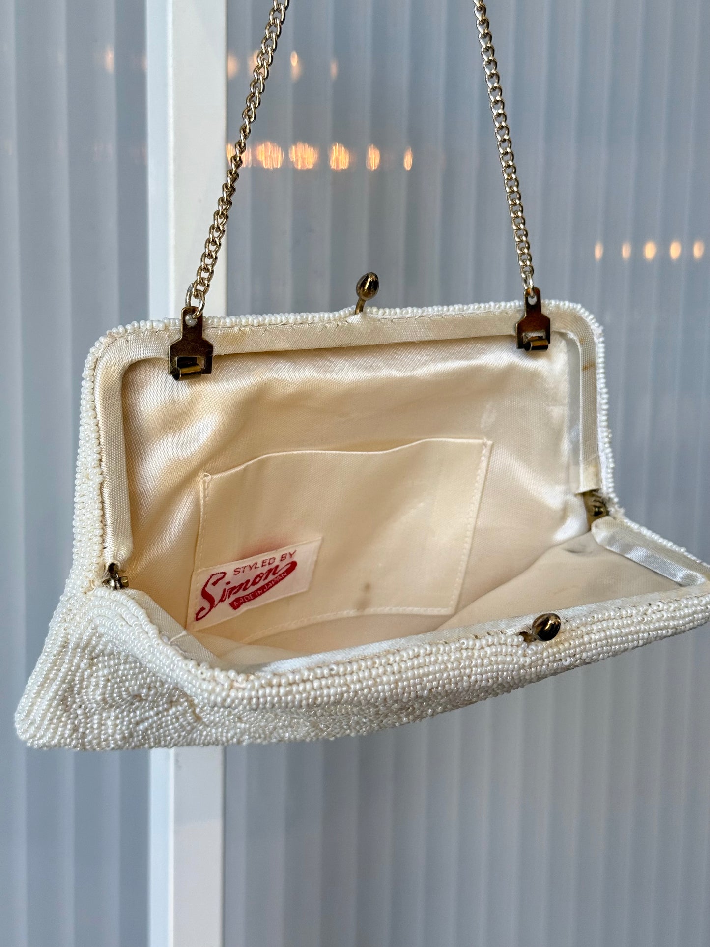1950s White Beaded Bow Design Purse