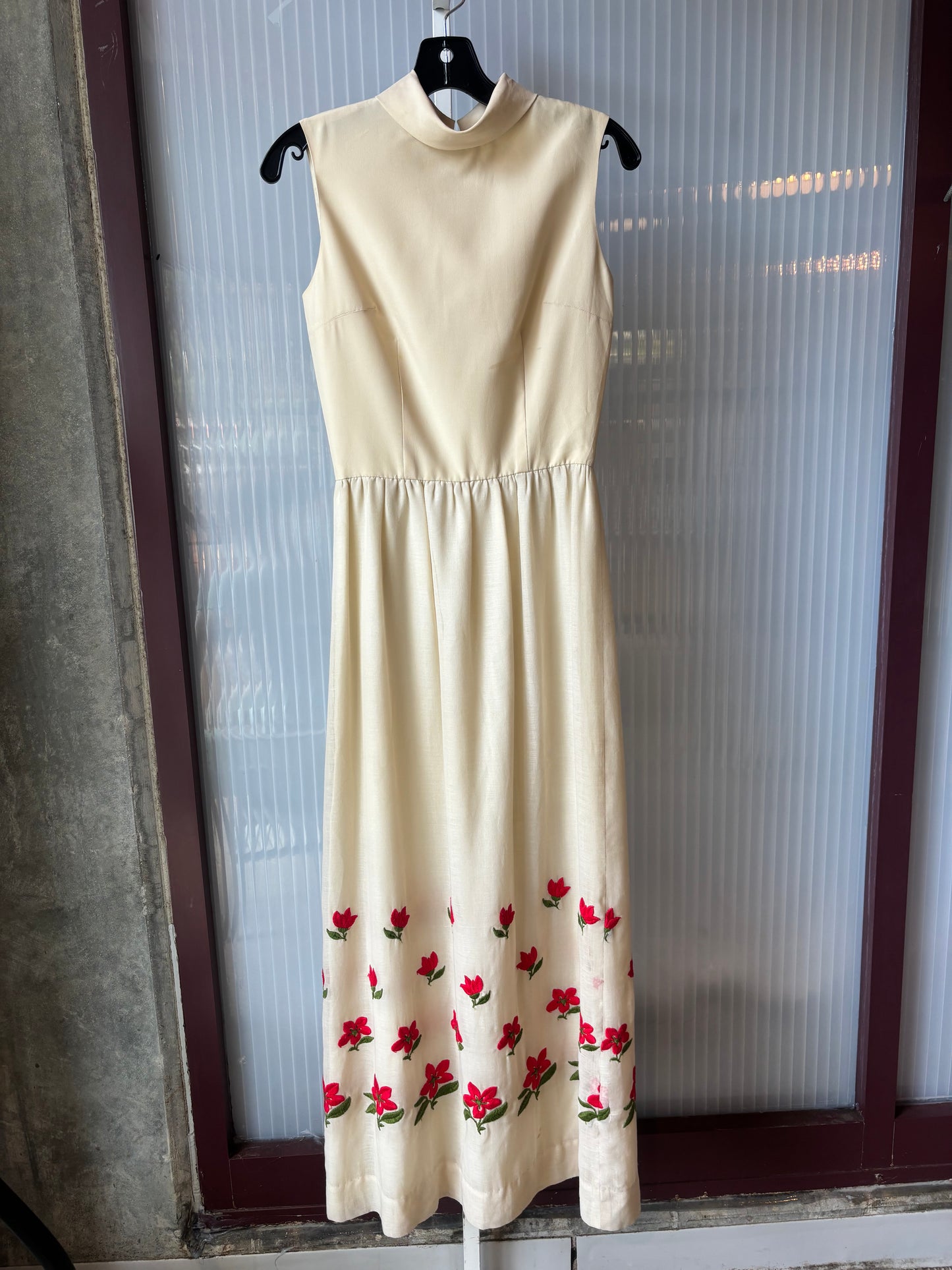 1970s Cream Sleeveless Dress w/ Red Floral Embroidery