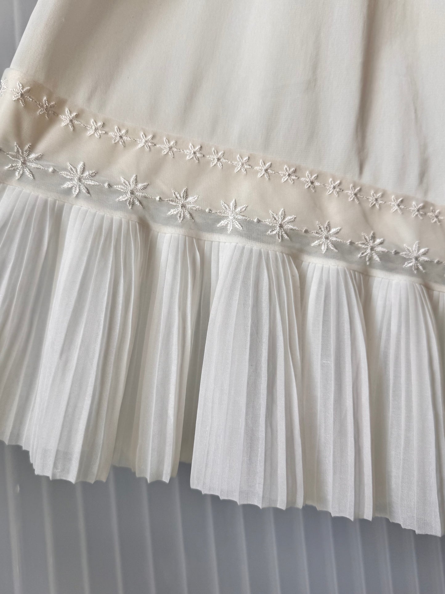 1970s White Skirt Slip w/ Floral Pleated Trim