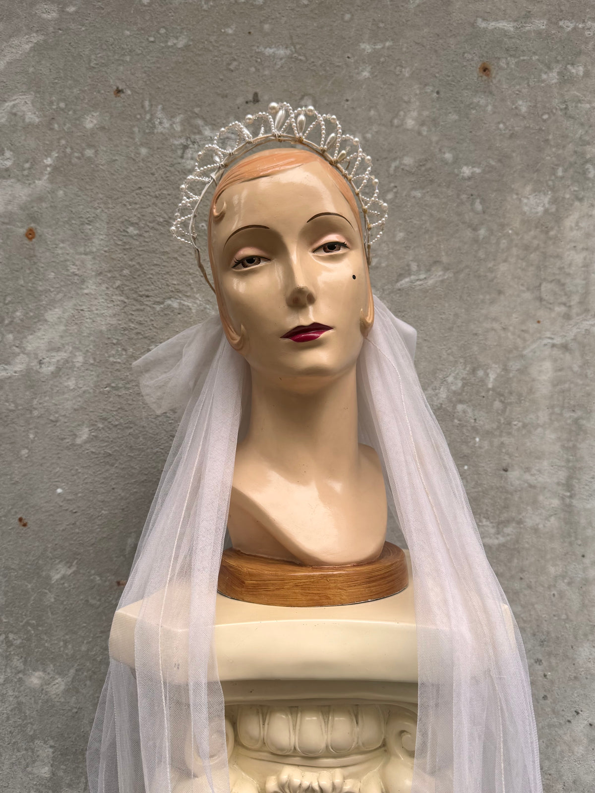 1960s Off-white Pearl Tiara Veil