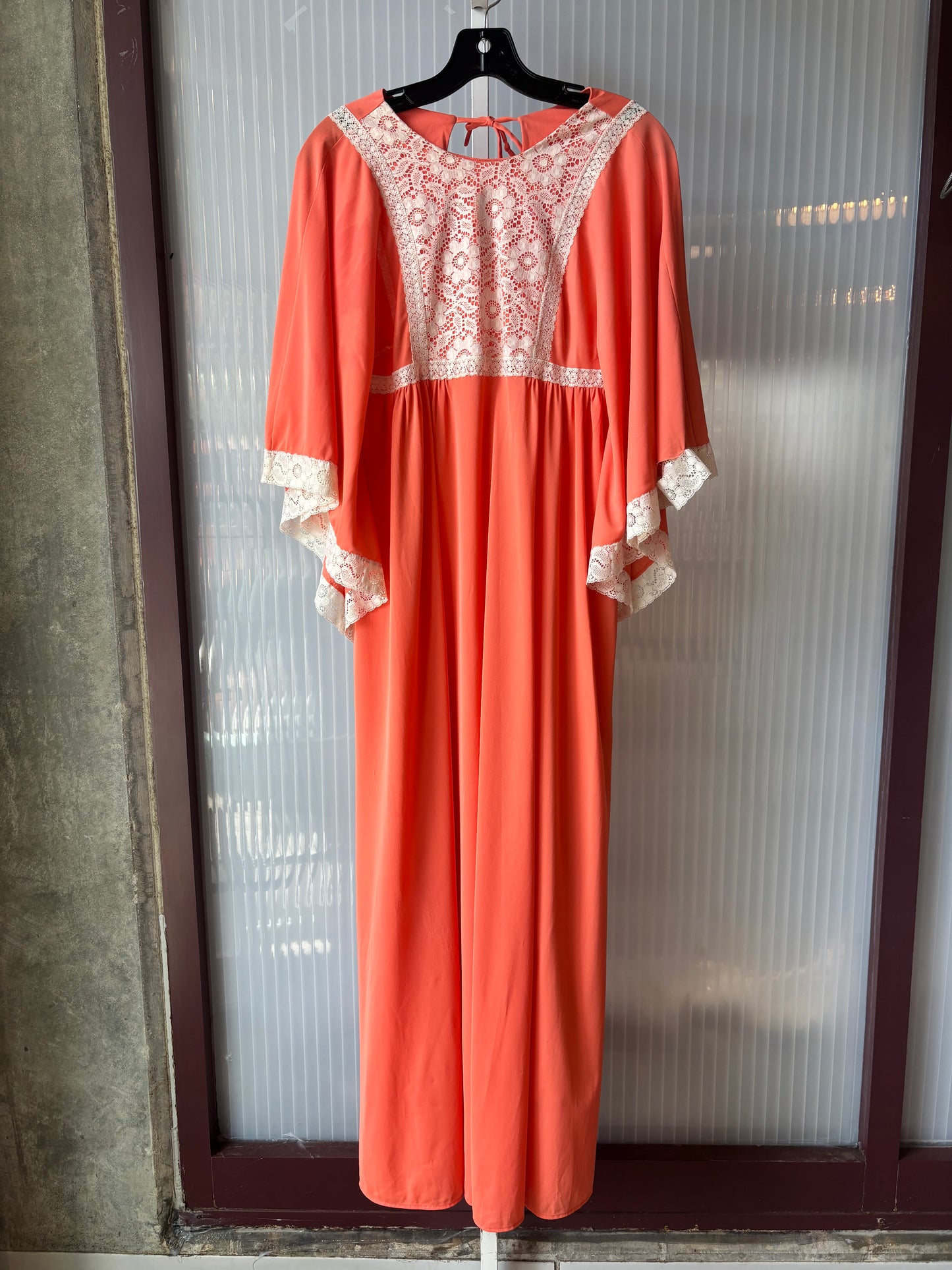 1970s Salmon Loungewear Dress w/ White Lace Trims