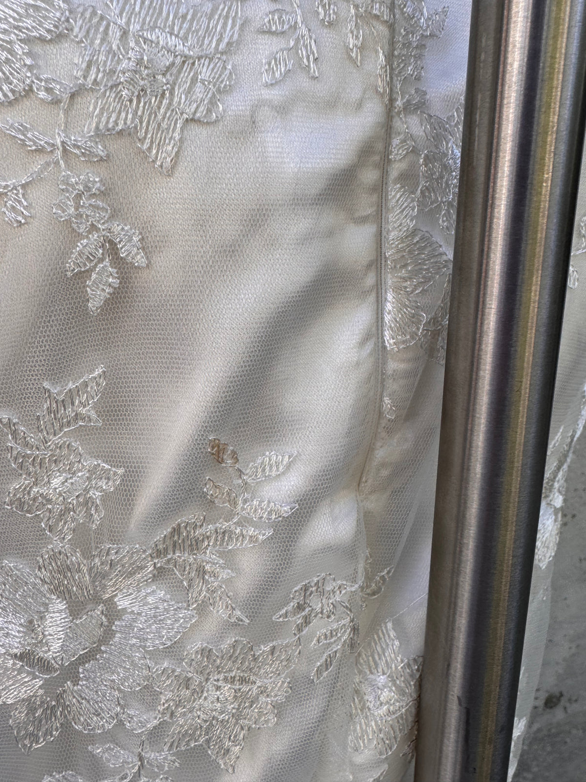 1990s White Lace V-Neck Wedding Dress