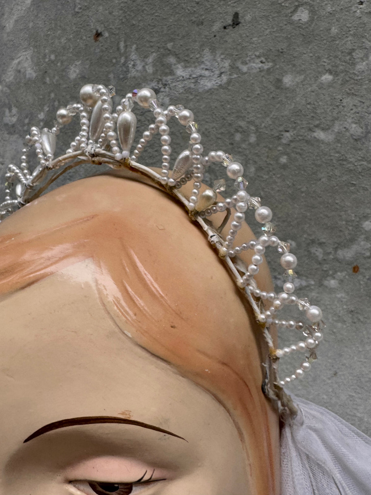 1960s Off-white Pearl Tiara Veil