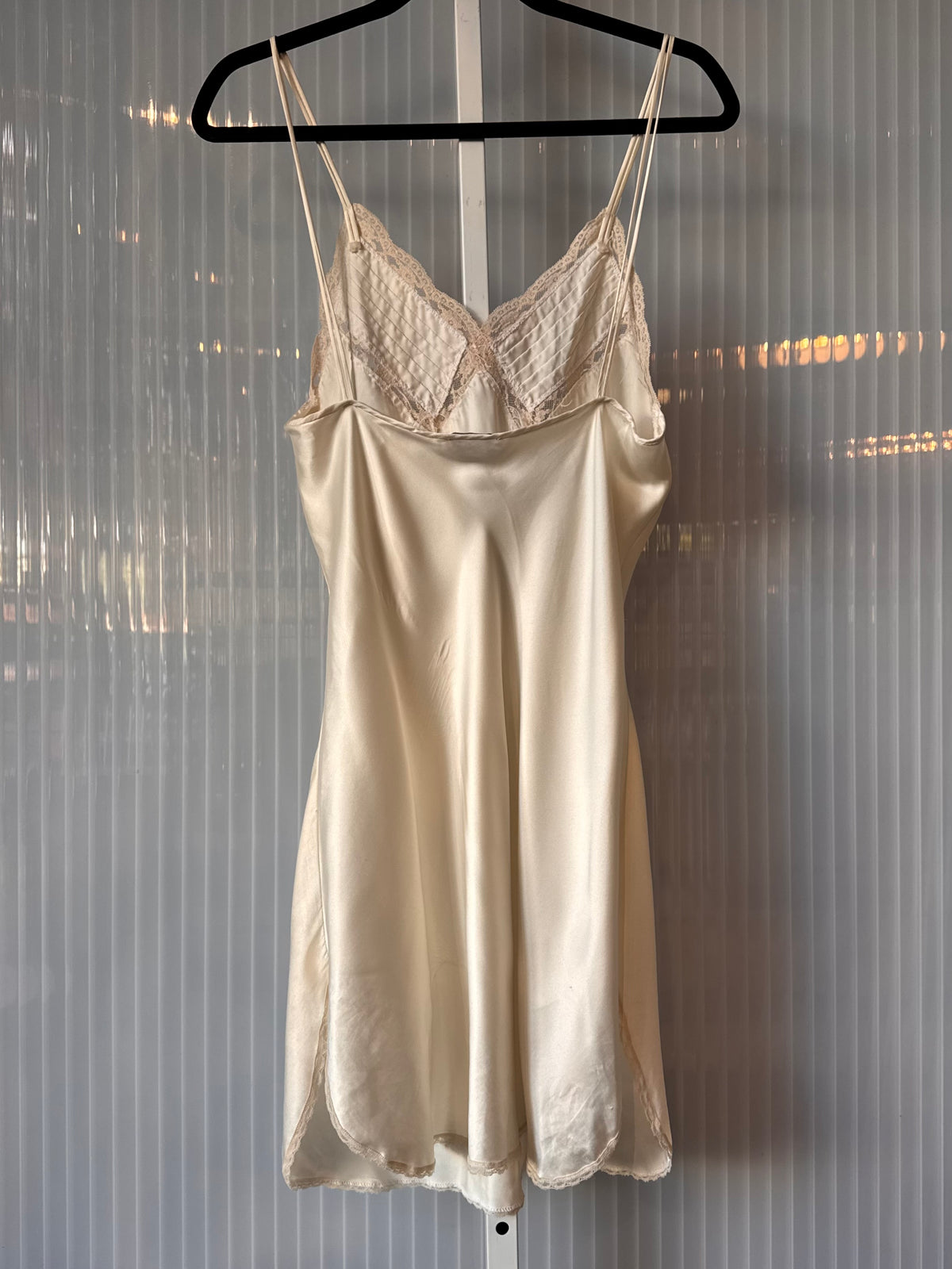 Late 1970s Off-white Slip with Pleated Cups and Cream Lace