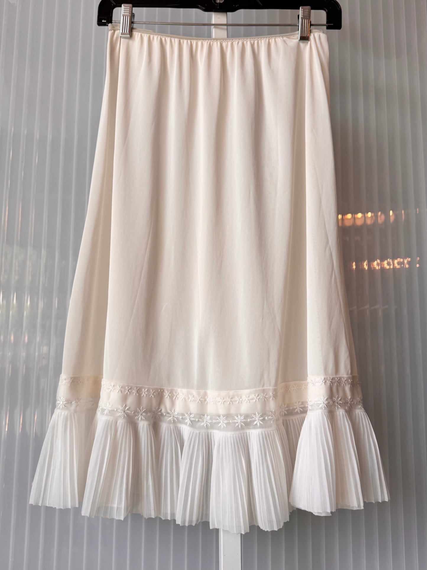 1970s White Skirt Slip w/ Floral Pleated Trim