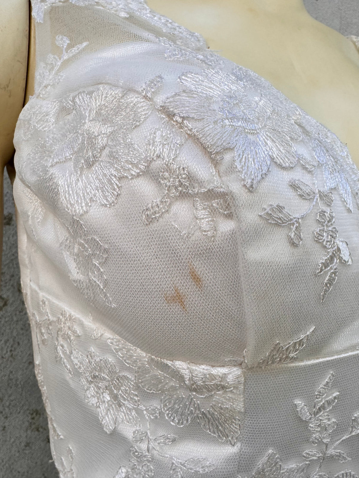 1990s White Lace V-Neck Wedding Dress