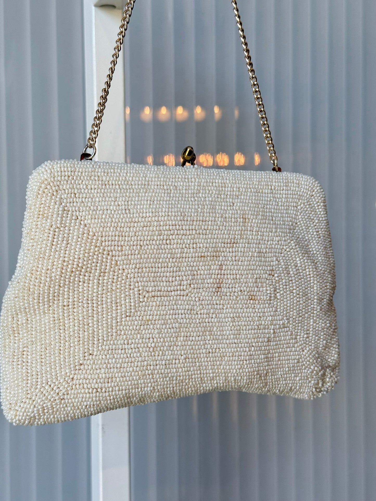 1950s White Beaded Bow Design Purse