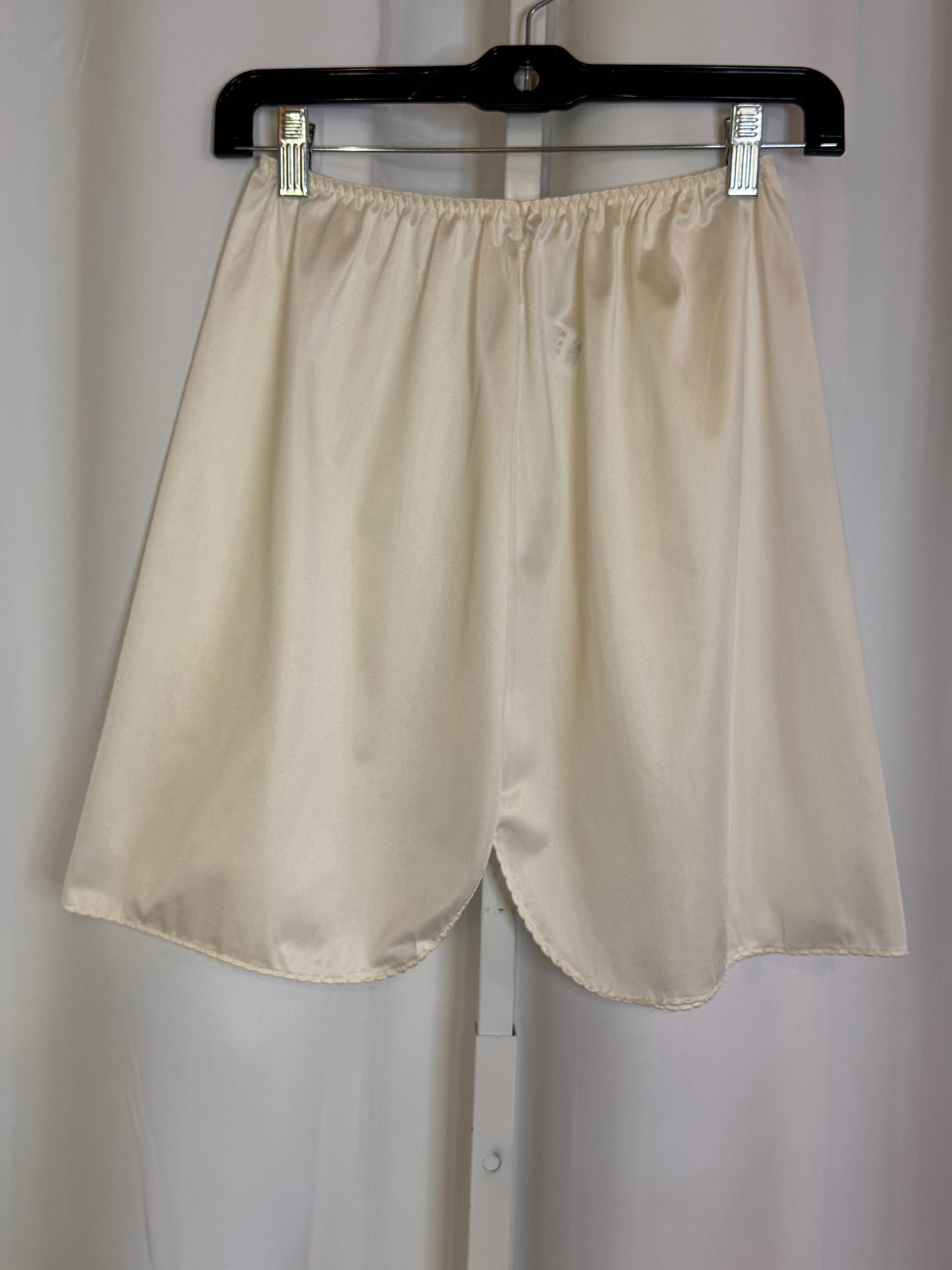 1990s Vanity Fair Off-white Skirt Slip