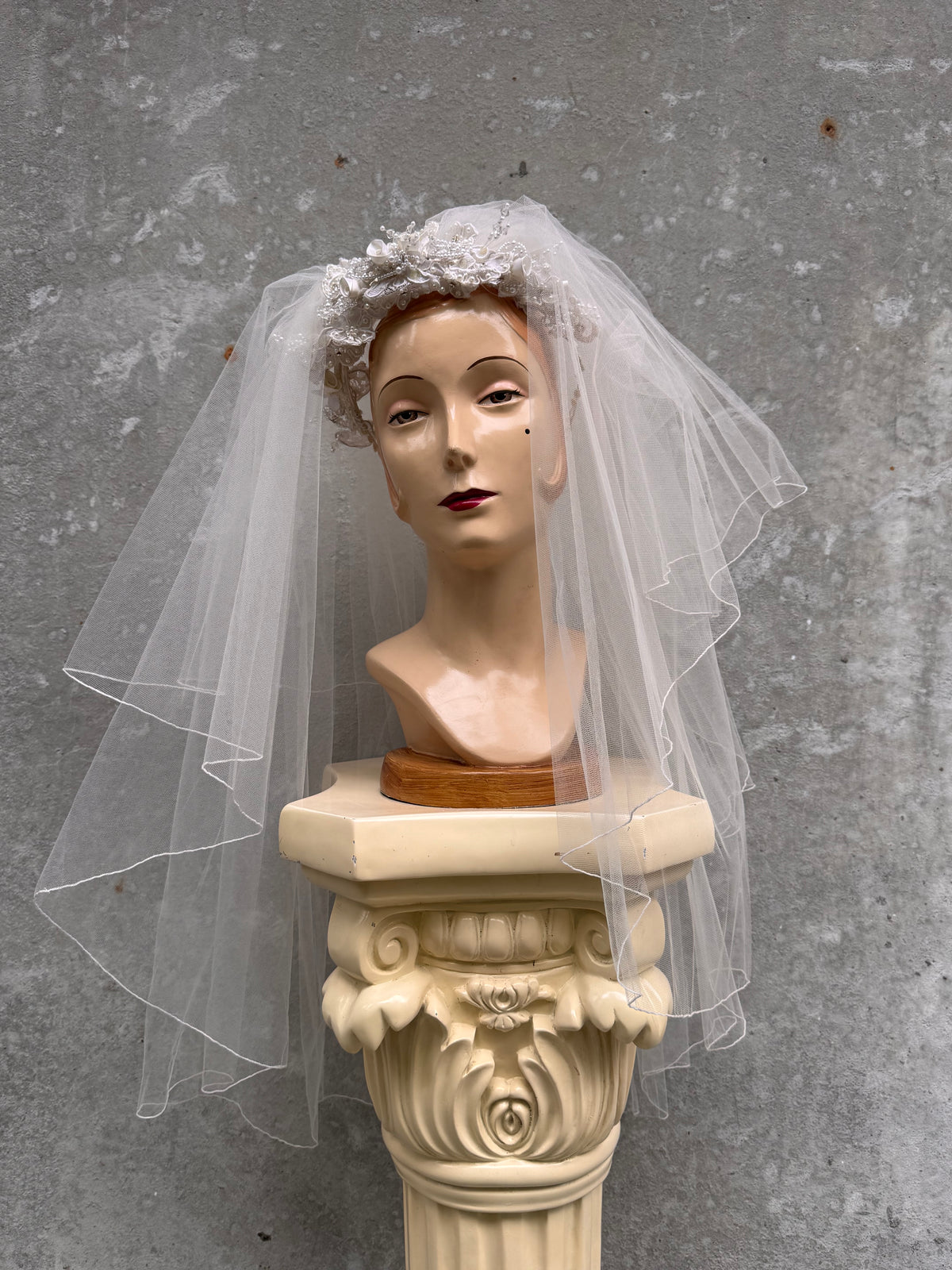 1960s White Pearl Beaded Floral Crown Veil