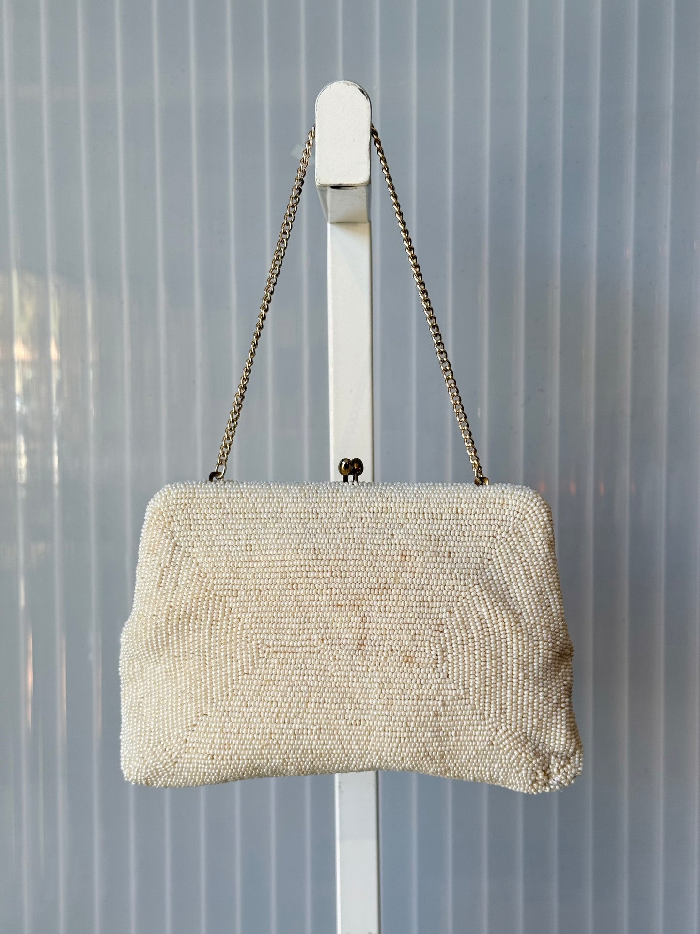 1950s White Beaded Bow Design Purse