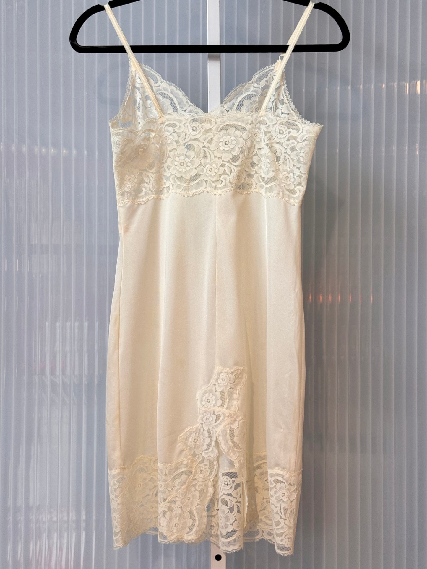 1960s Off White Floral Lace Appliqué Slip