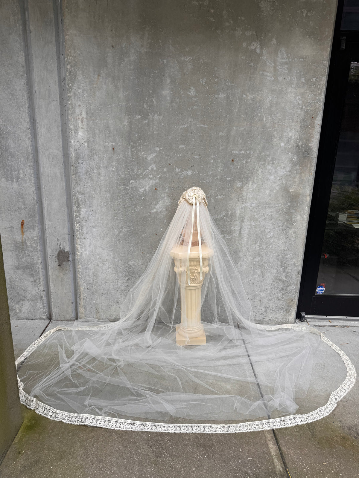 1970s Cream Floral Lace Bonnet Veil