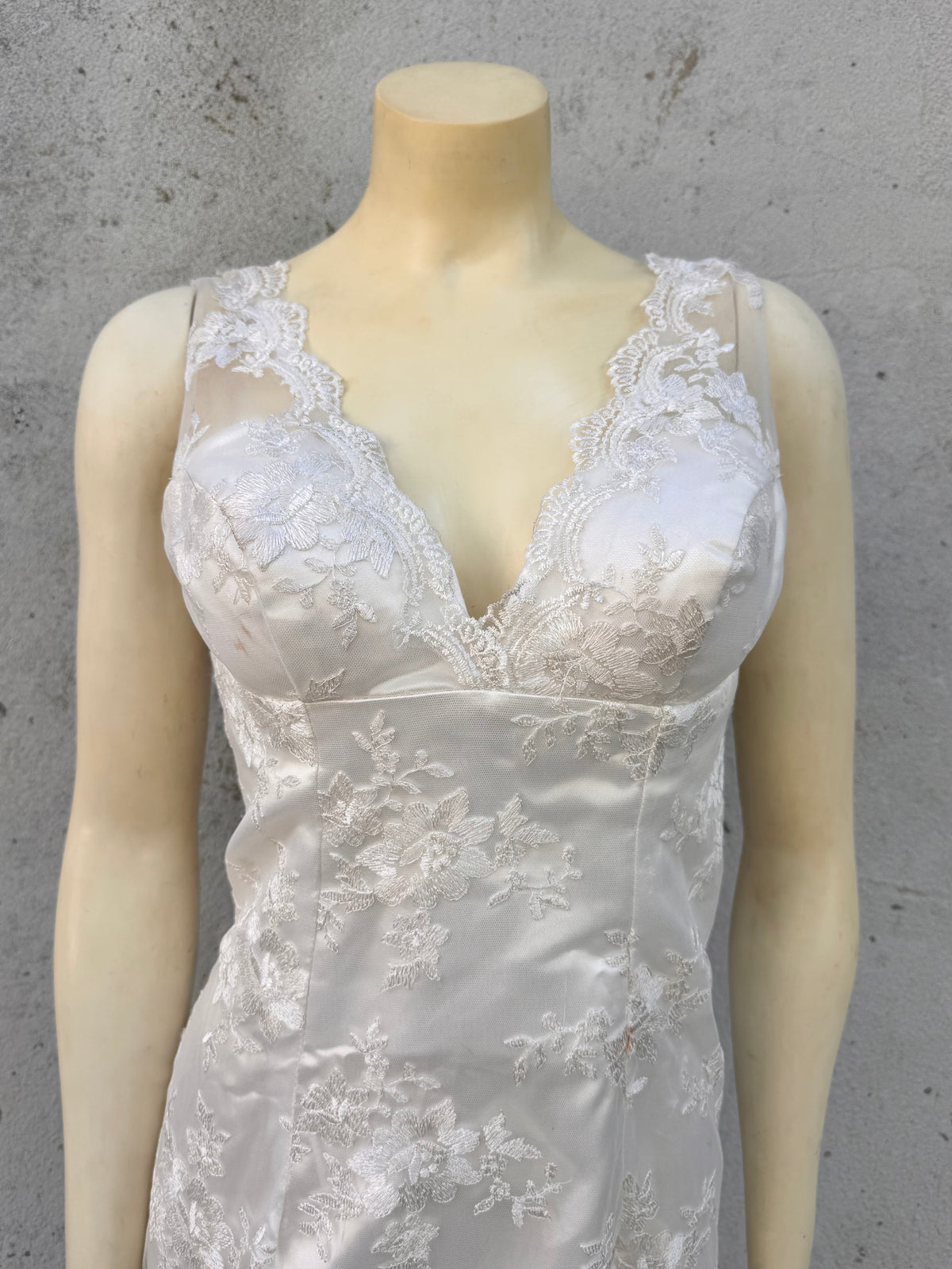 1990s White Lace V-Neck Wedding Dress