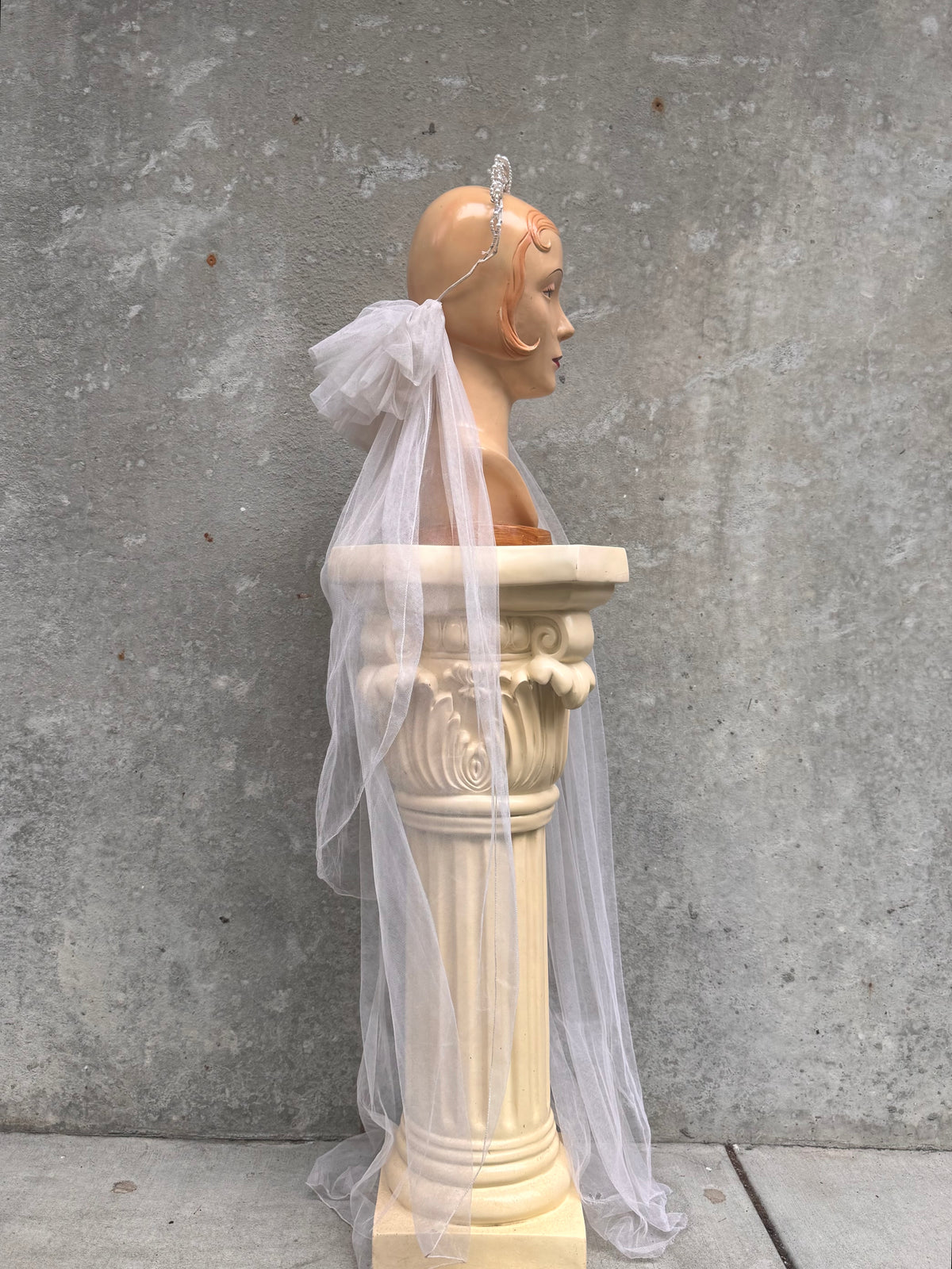 1960s Off-white Pearl Tiara Veil