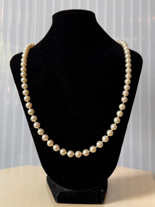 1960s Off White Pearl Necklace