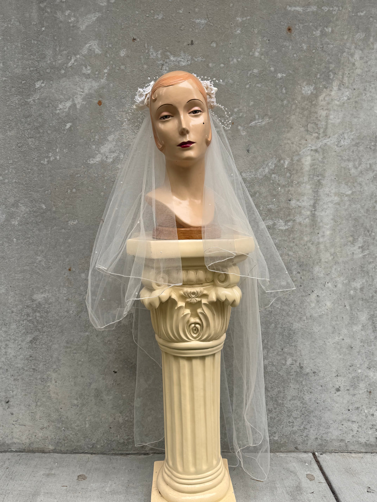 1990s Off-white Floral & Pearl Veil