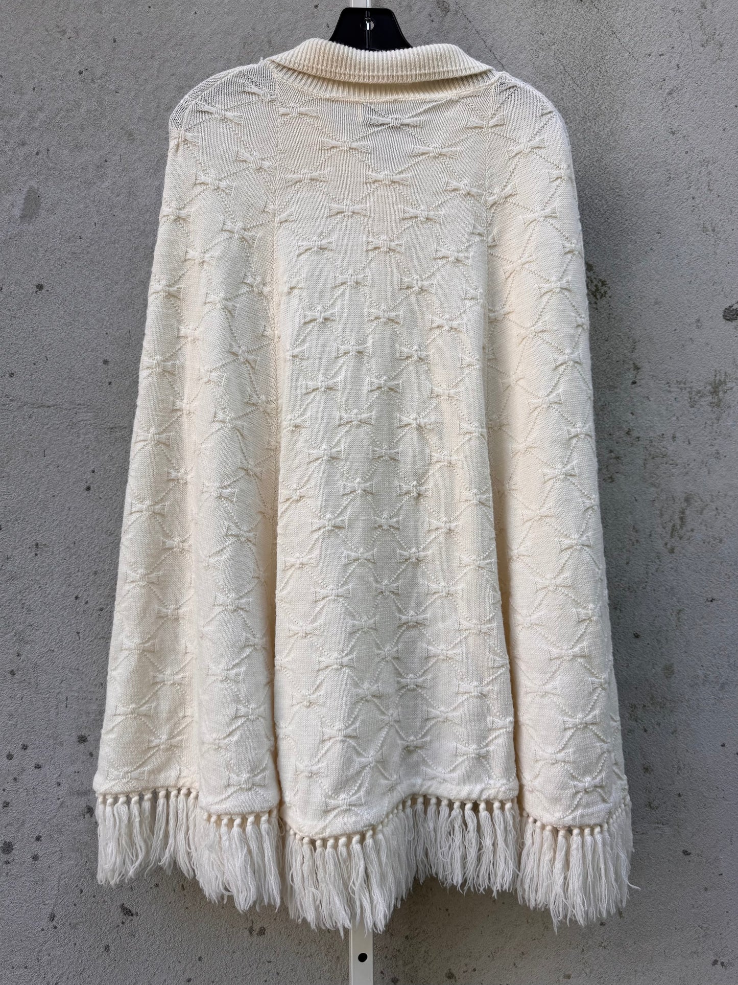 1970s White Bow-Knit Poncho with Fringe