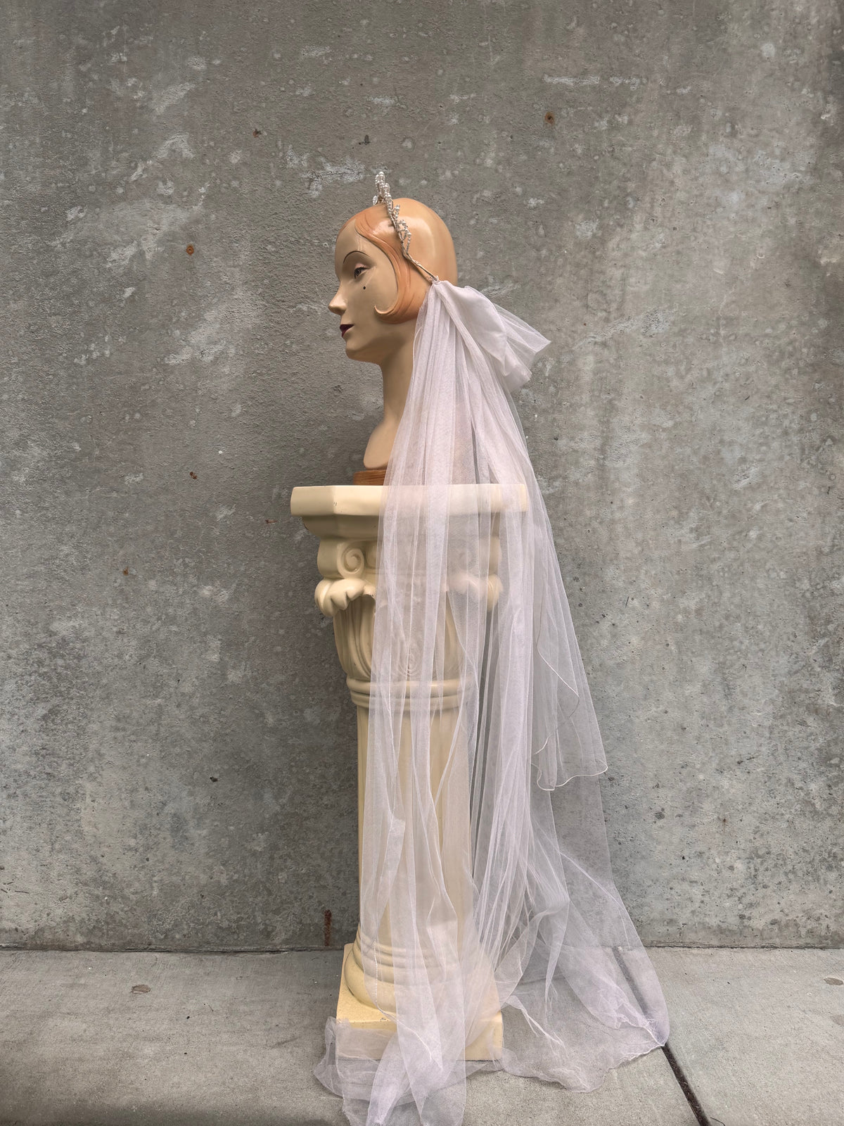 1960s Off-white Pearl Tiara Veil
